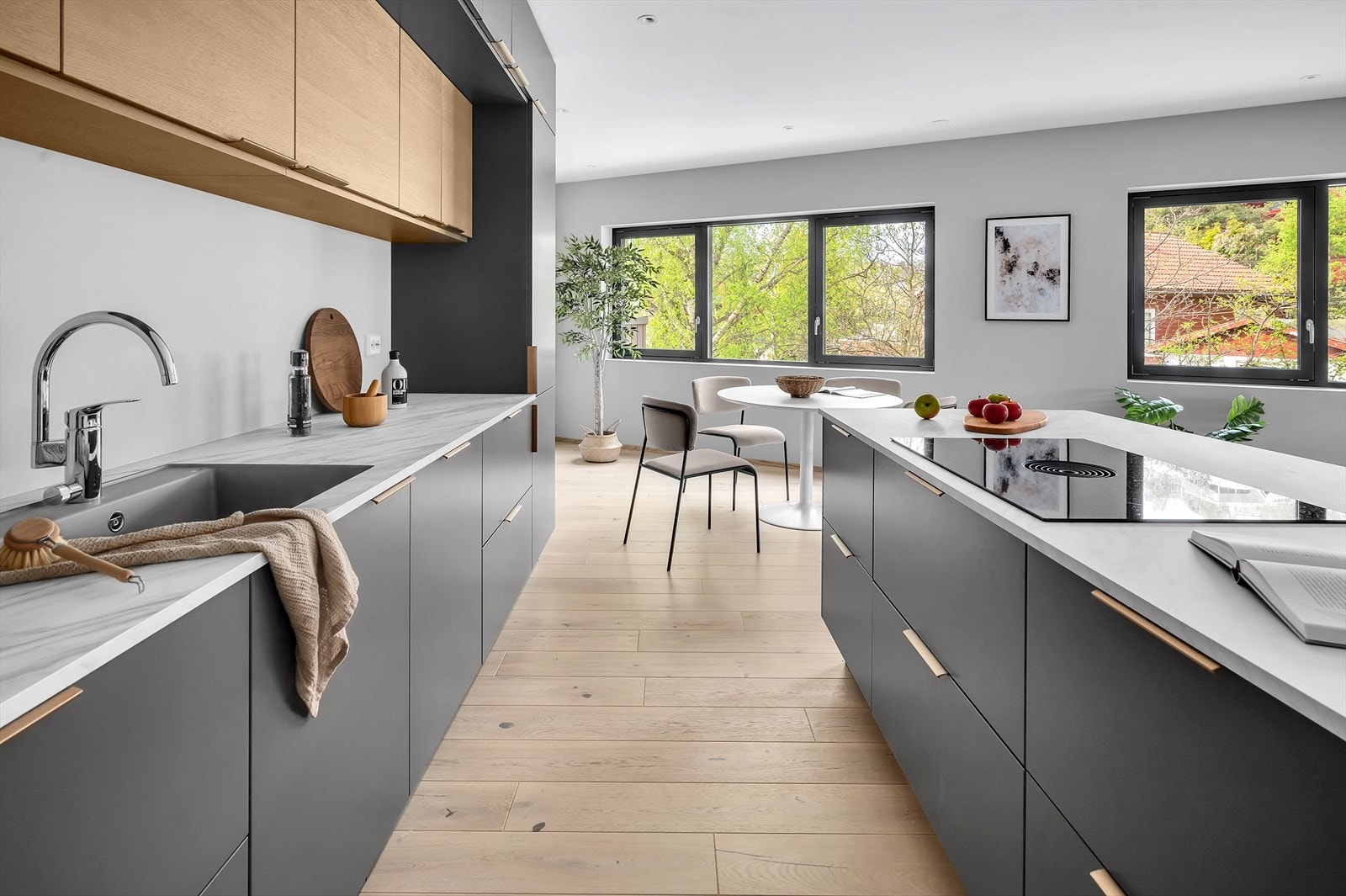 Benkeplaten er av slitesterk laminat og har en praktisk nedfelt kum, samt en bred koketopp med integrerte vifte. Galleribilde