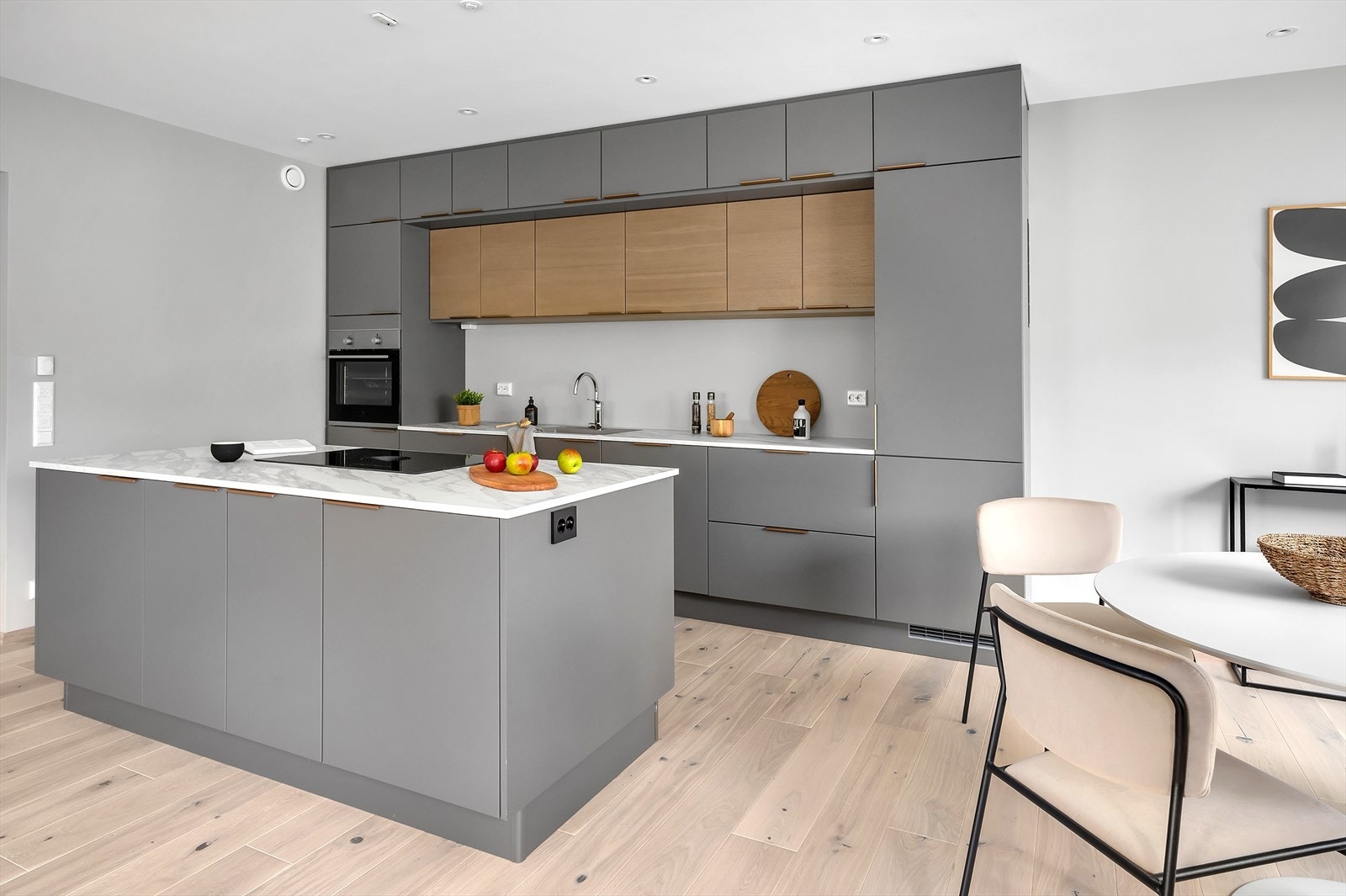 Stilfullt og velutstyrt kjøkken fra Strai med glatte fronter som gir et elegant og tidløst uttrykk. Galleribilde