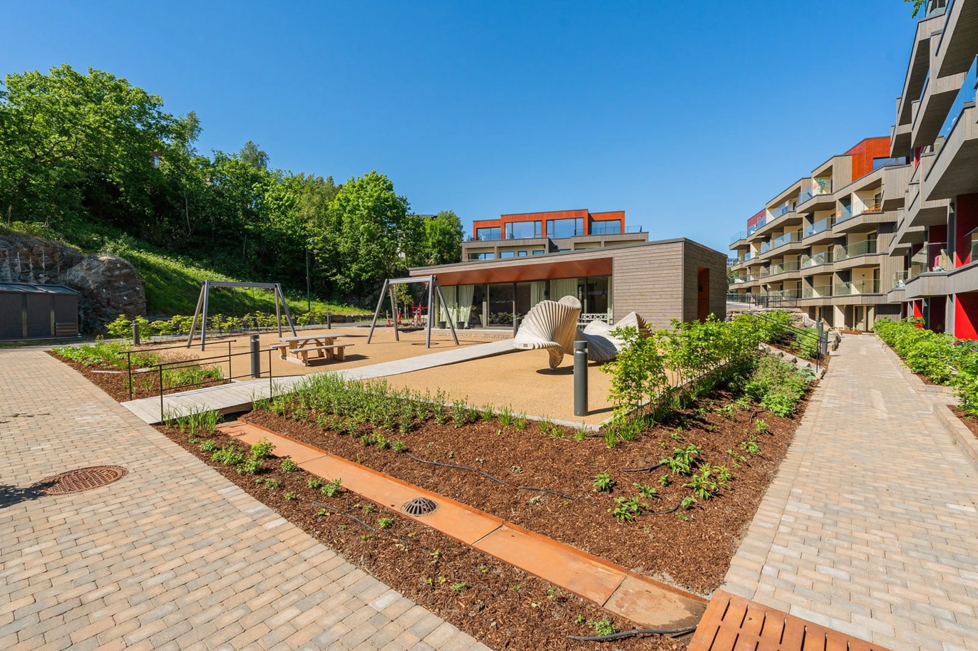 Servicemulighetene i området er gode, med Rema 1000 Vågsbygd og Kiwi Vågsbygd Senter innen 5 minutters gangavstand. Galleribilde