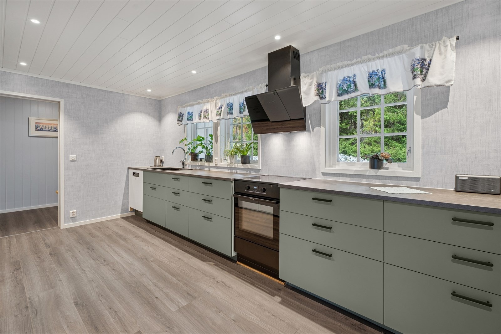 Kjøkkenet har en nyere og meget smakfull innredning fra 2024. Innfelte lys i himlingen gir et behagelig og praktisk lys. Galleribilde