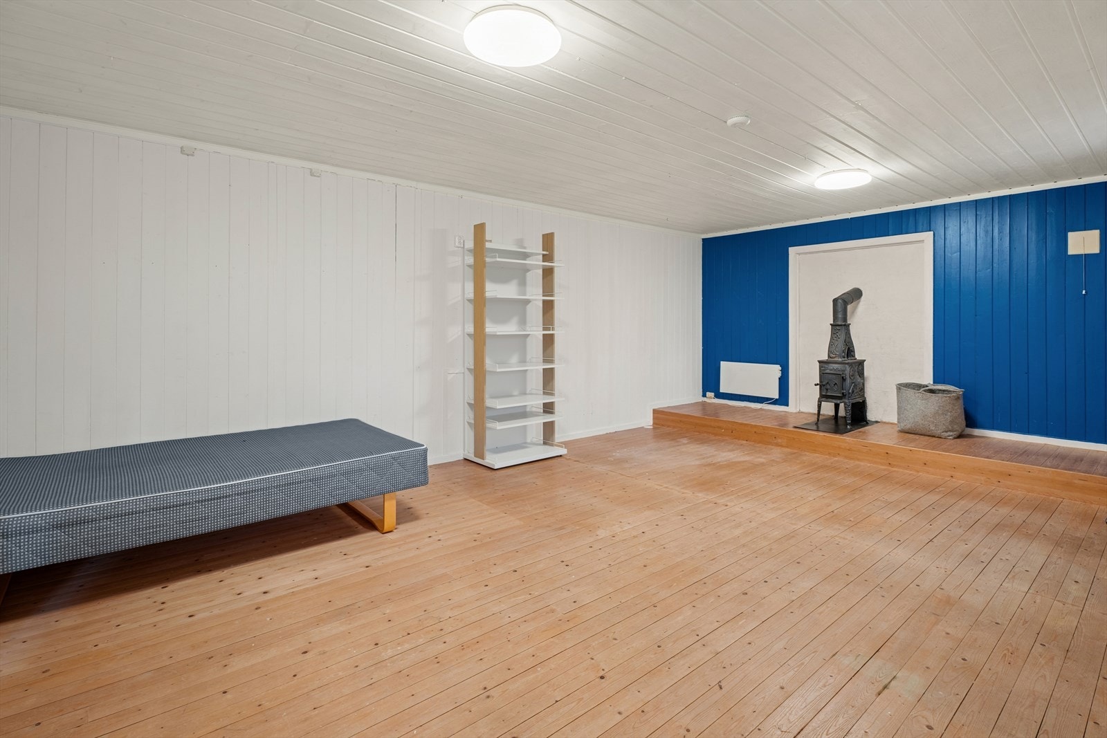 Innredet kjellerstue utstyrt med vedovn. Galleribilde