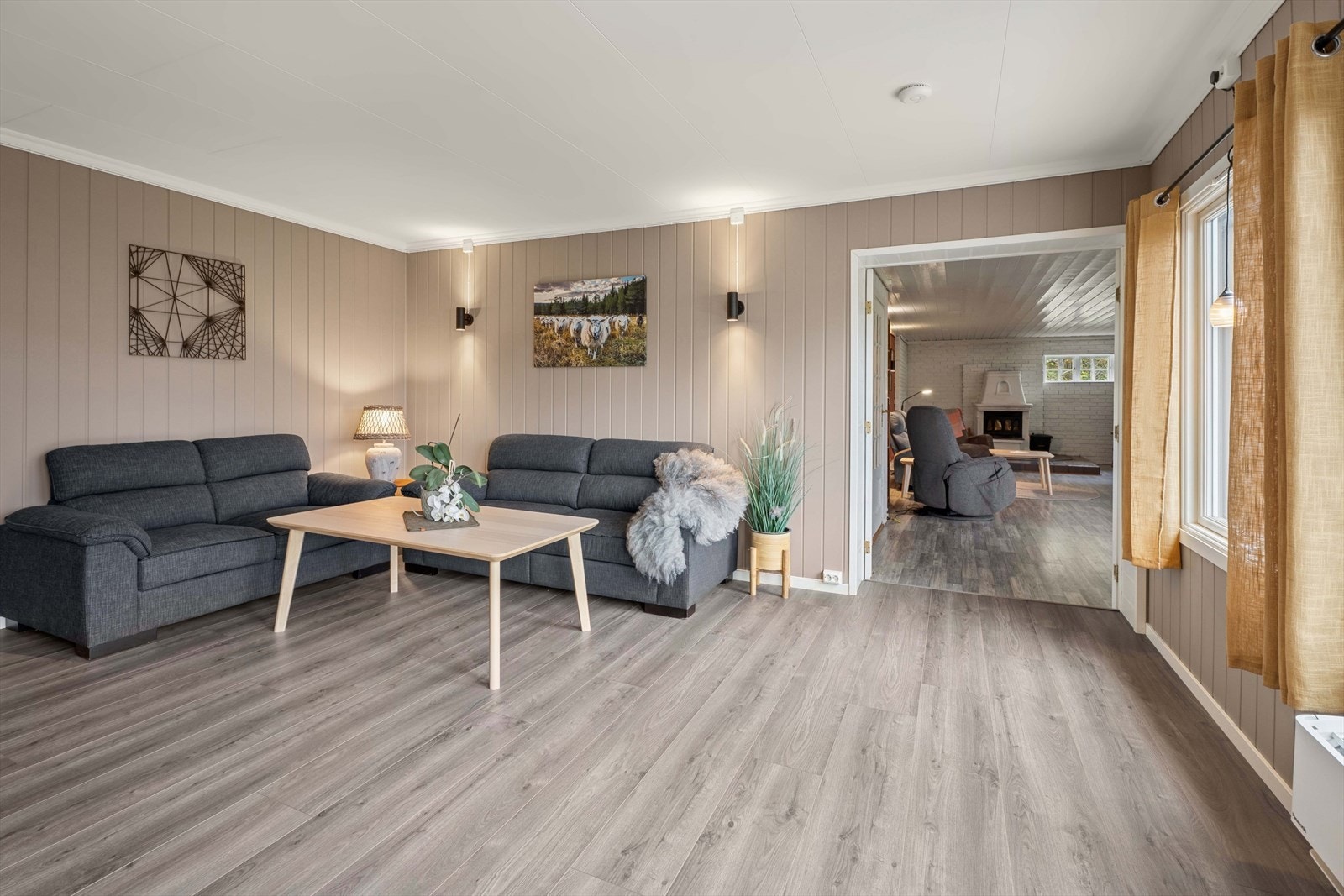 Begge stuene har hvert sitt ildsted, som skaper en lun og hyggelig atmosfære. Innerste stue tilhører tilbygget del Galleribilde