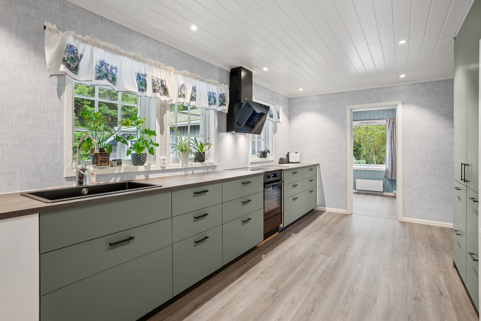 Kjøkkenet ligger i et eget, adskilt rom og tilbyr rikelig med skap- og skuffeplass, samt gode arbeidsflater. Galleribilde