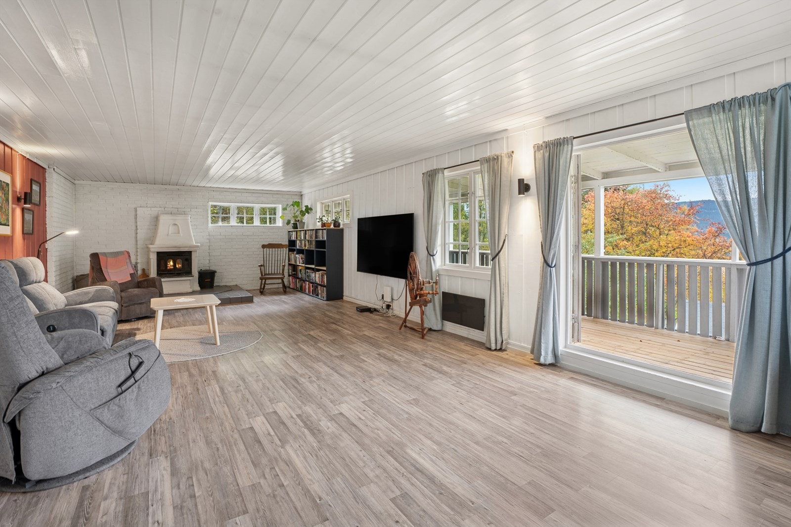 Her er dobbel veranda-dør som slipper inn rikelig med naturlig lys og bidrar til en lys og luftig romfølelse. Døren er åpen på bilde. Galleribilde