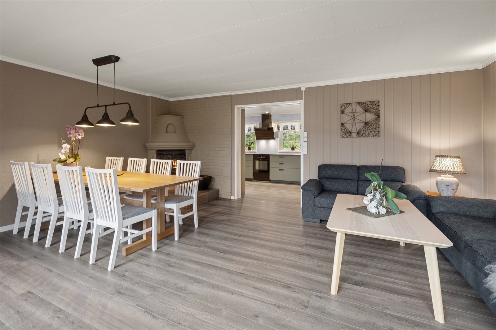 Spisegruppen kan med fordel plasseres i stuen, i nær tilknytning til kjøkkenet - noe som skaper en naturlig og praktisk overgang mellom matlaging og opphold. Galleribilde