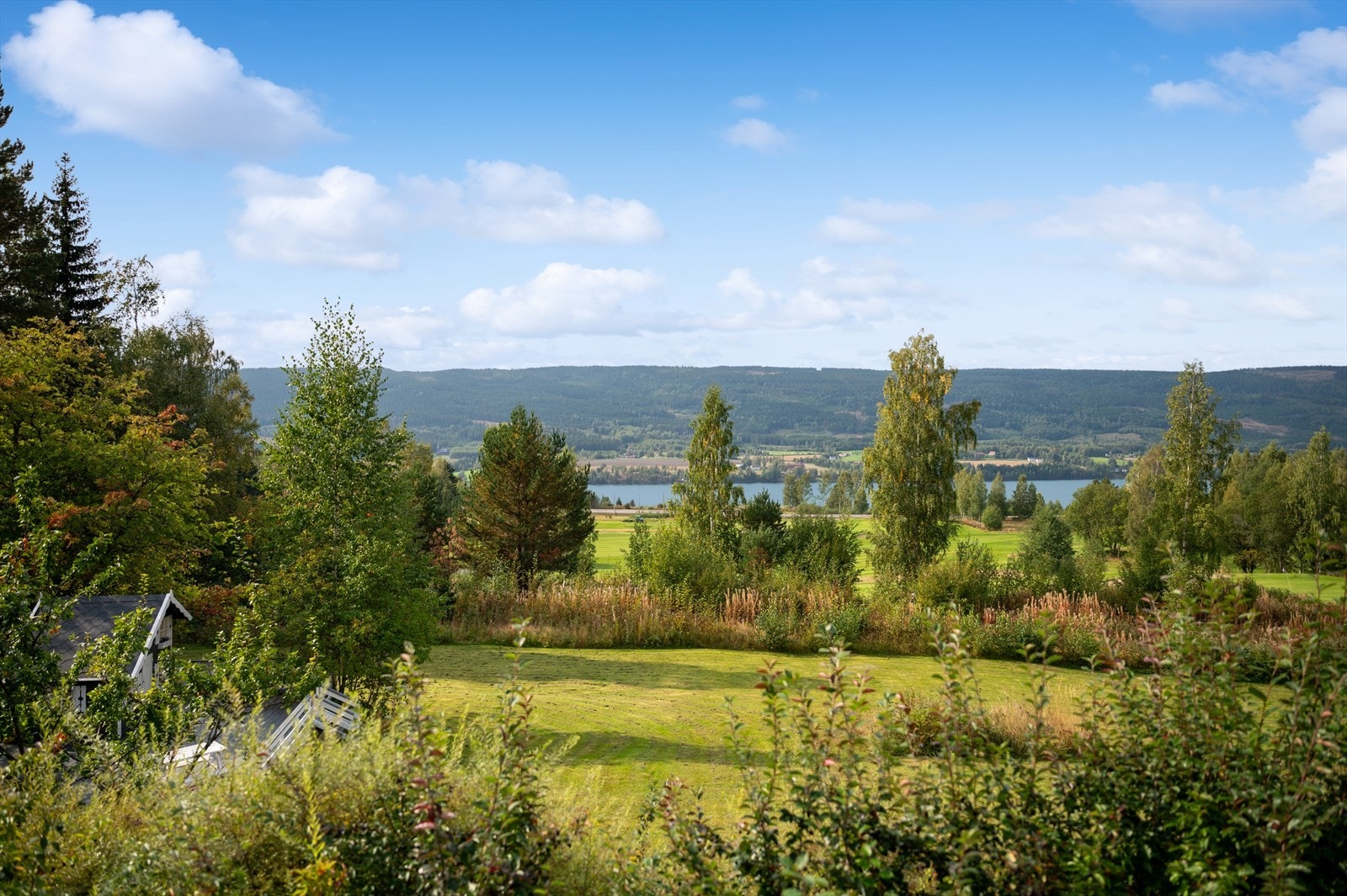 Eiendommen har flott utsikt over deler av Randsfjorden og de vakre åsene i bakgrunnen. Galleribilde