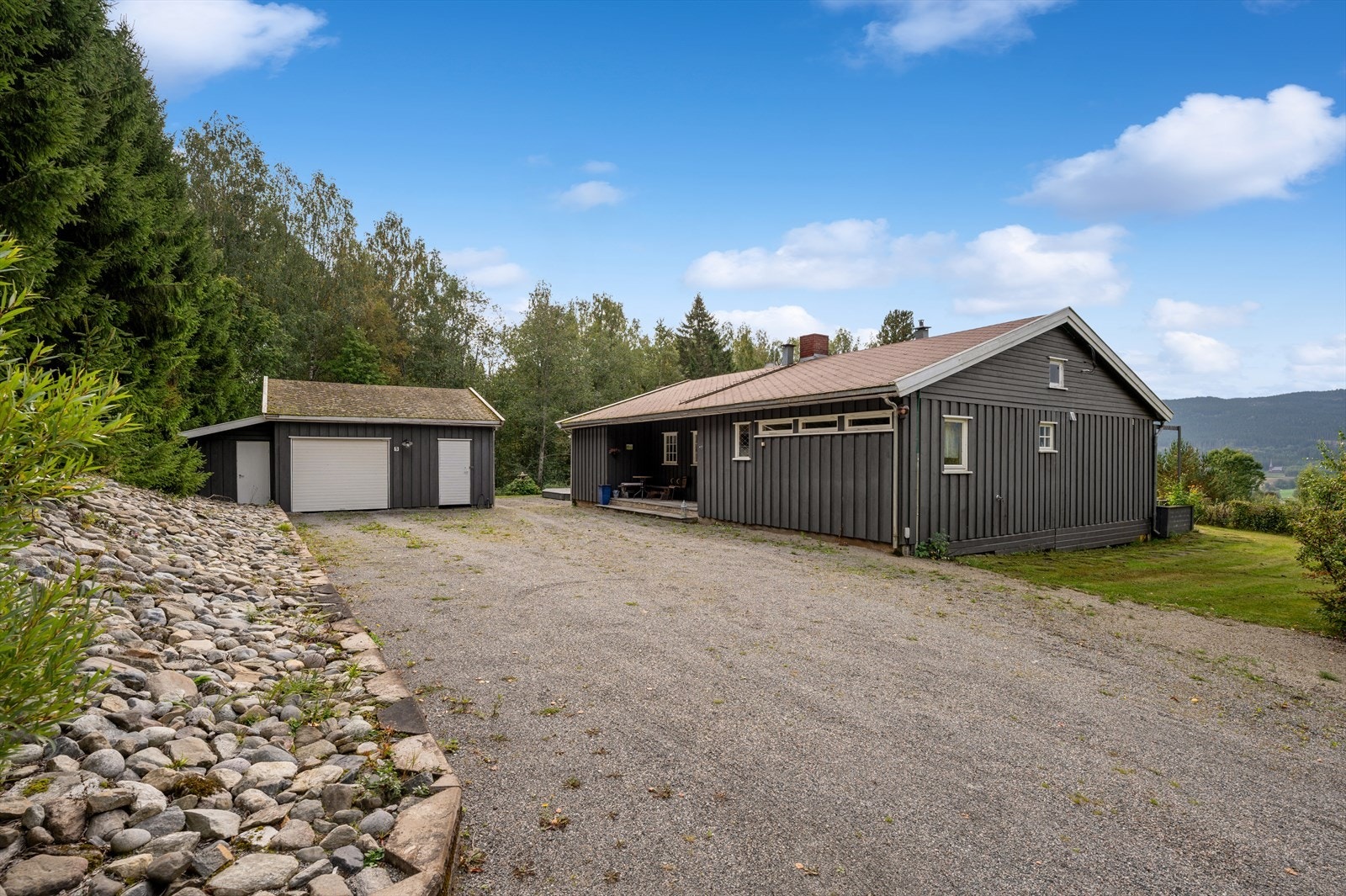 Det er parkering både i garasje og på egen tomt. Elbillader ble installert i 2024. Galleribilde