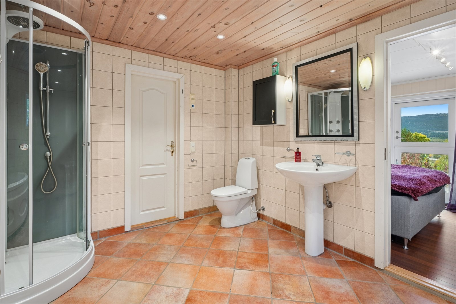 Badet er utstyrt med klosett, dusjkabinett, badekar og servant. Det er opplegg for vaskemaskin og plass til tørketrommel. Galleribilde