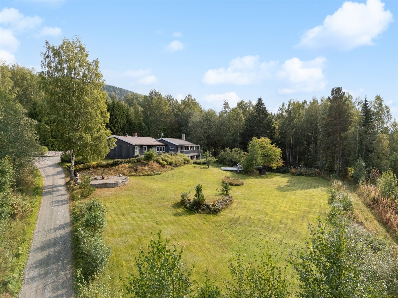 DNB Eiendom presenterer Movegen 5 - en innholdsrik og familievennlig enebolig beliggende i naturskjønne og rolige omgivelser på Fall/Halmrast. Galleribilde