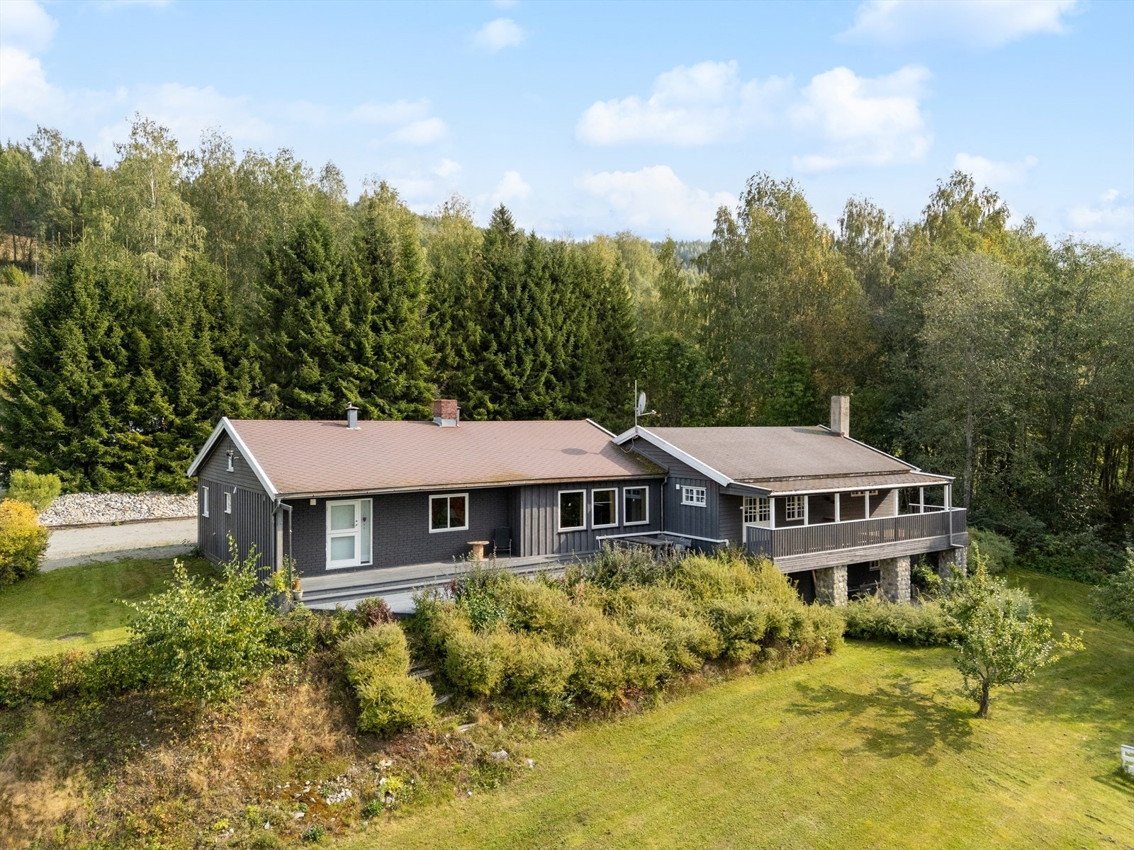 Dette er en romslig enebolig med en stor, pent opparbeidet tomt - perfekt for familier som ønsker god plass til lek, aktivitet og avslapning i grønne omgivelser. Galleribilde