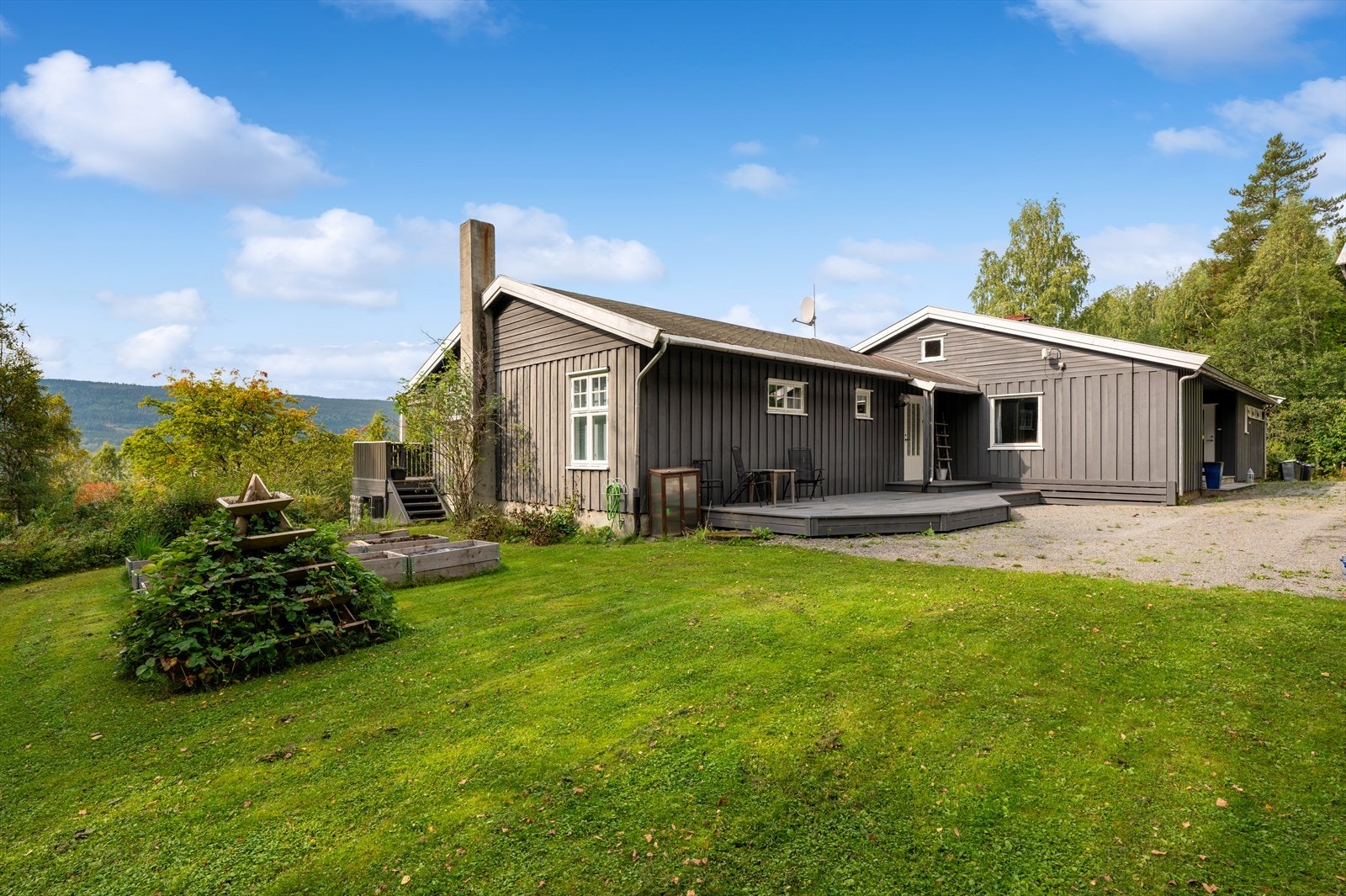 Eiendommen har en vakker, parkmessig opparbeidet hage med frodig gressplen, variert beplantning og god plass til lek og rekreasjon. Gårdsplassen er gruslagt, og i hagen finner du en dukkestue. Galleribilde