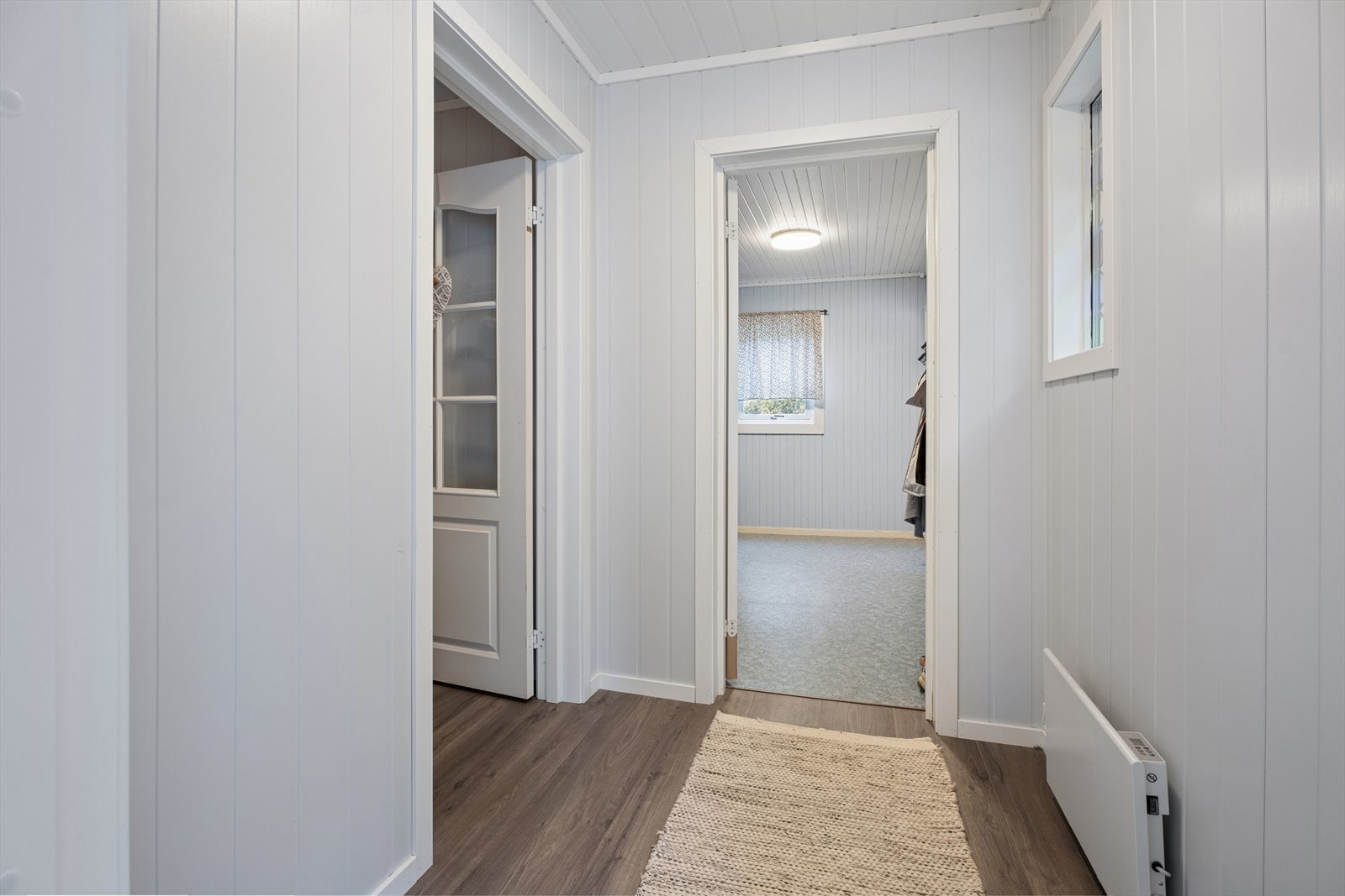 Velkommen inn! Vindfang og mellomgang med god plass til å henge fra seg yttertøy og sette fra seg sko. Galleribilde