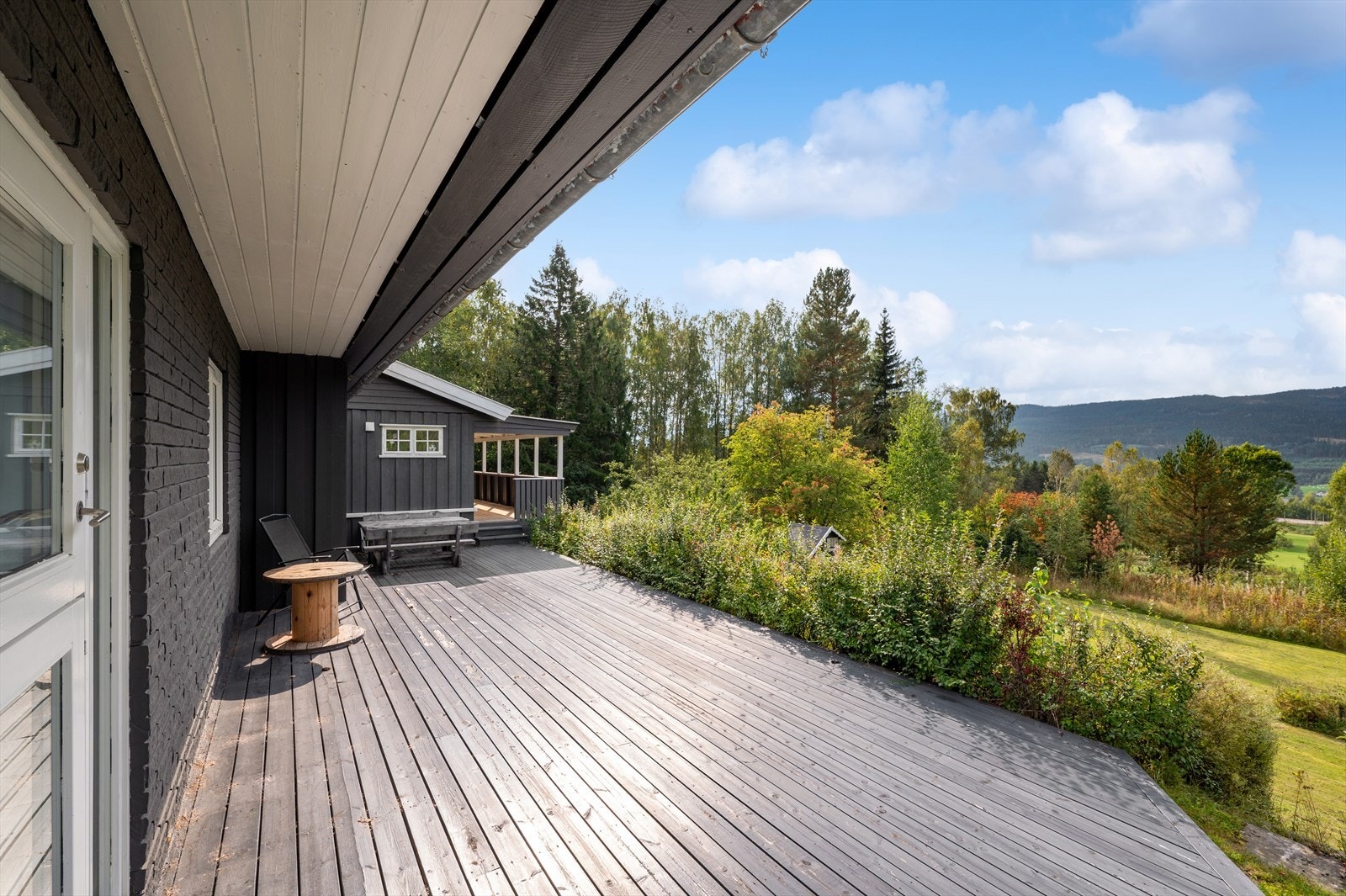 På varme og solrike sommerdager kan boligens innbydende uteplasser nytes til fulle. Galleribilde