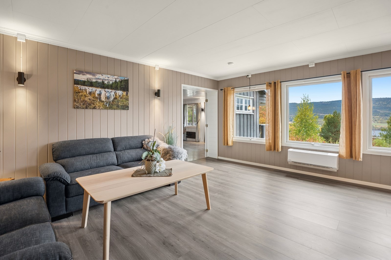 Stuen har en luft til luft varmepumpe fra 2023. Galleribilde