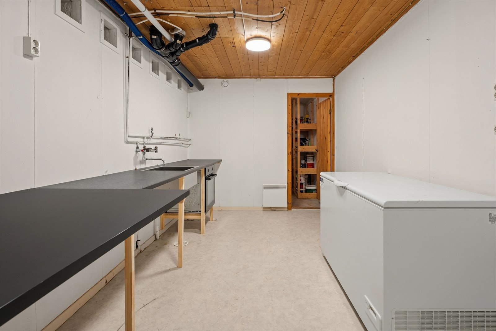 Kjelleren består av grovkjøkken og teknisk bod. Galleribilde