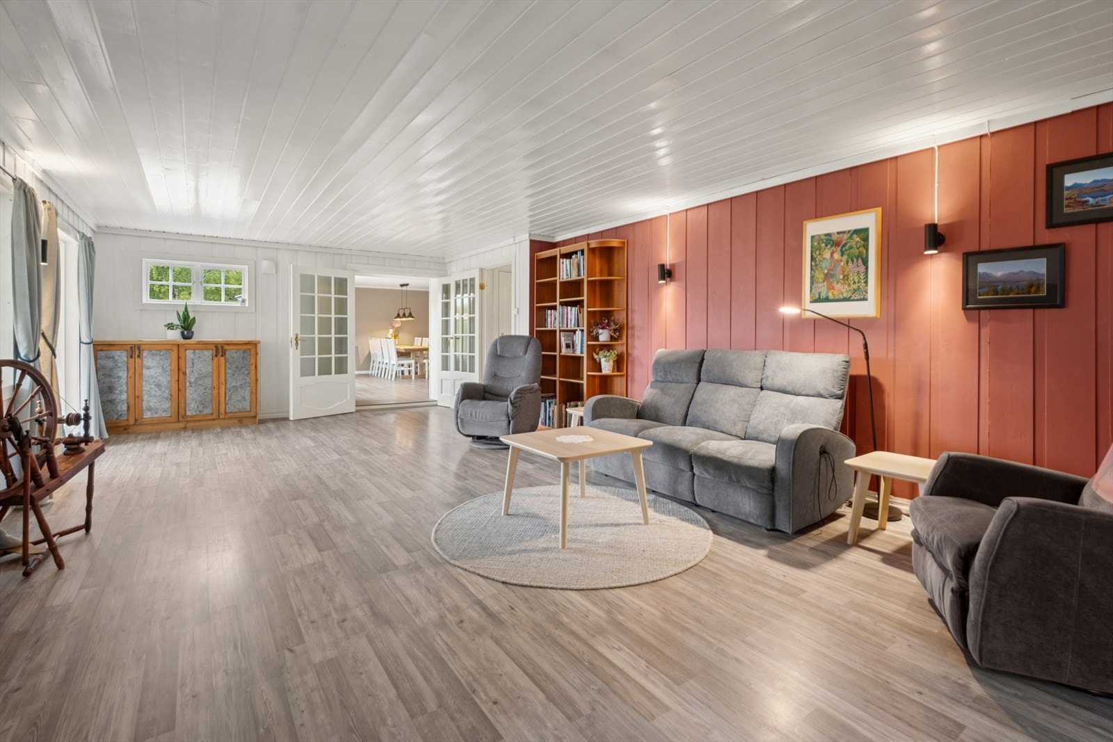 Stuen er romslig og funksjonelt utformet, med gode muligheter for å dele inn arealet i ulike soner - enten det er til sofagruppe, spiseplass eller lesekrok. Galleribilde