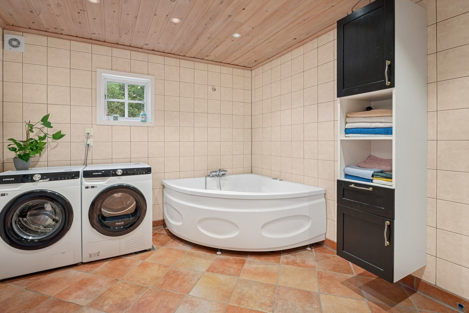 Baderom 1: Baderommet er ifølge tidligere salgsoppgave fra 2001, og har flislagte gulv og vegger. Gulvet er utstyrt med varmekabler og himlingen har innfelte lys. Galleribilde