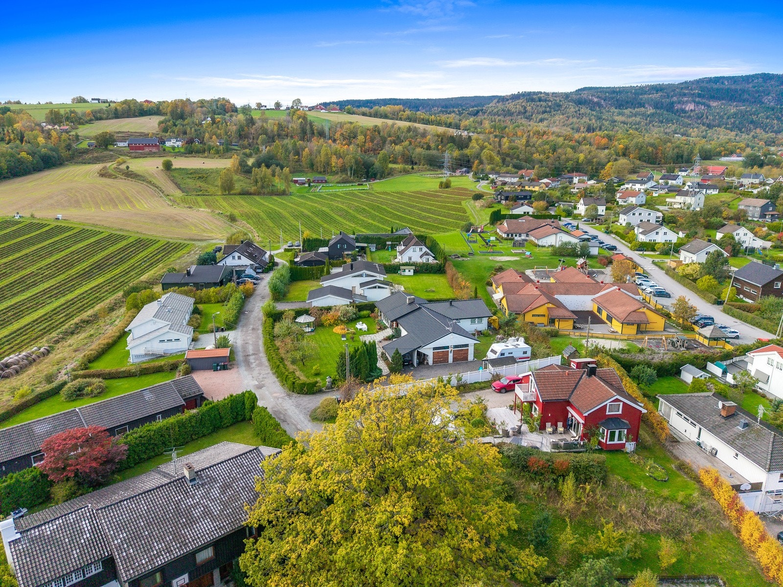 Det er gang- og sykkelstier fra Lierbyen og helt til bykjernen i Drammen, som er ca. 25 minutters sykkeltur unna. Galleribilde