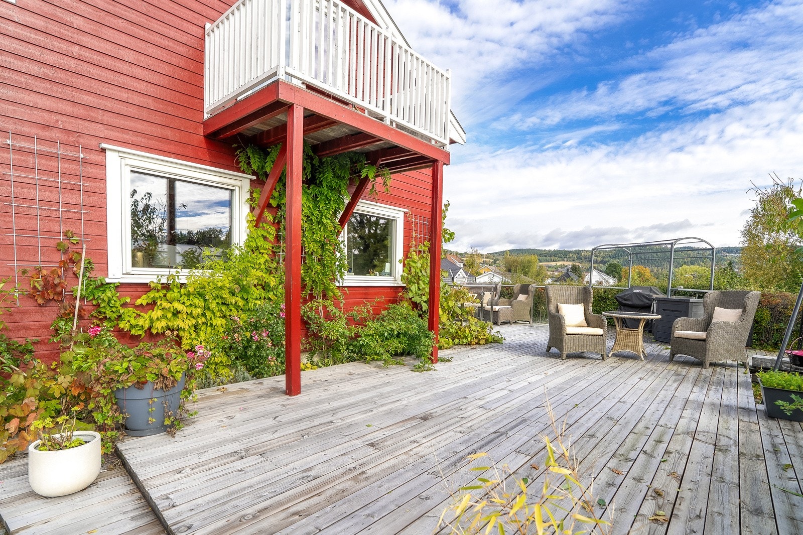 Terrassen i 1. etasje strekker seg rundt huset og måler ca. 48 kvm. Galleribilde