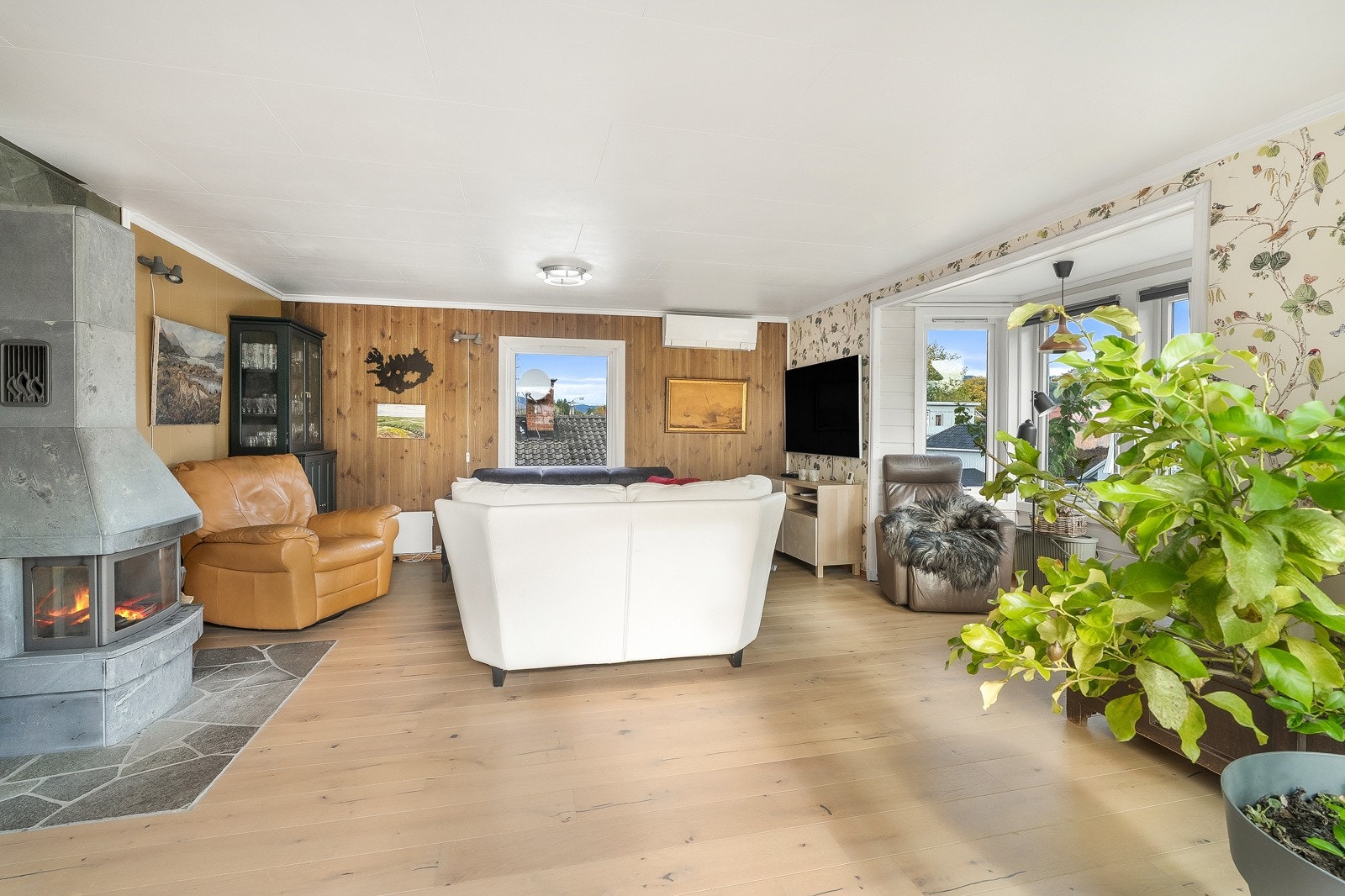 Lys og romslig stue med god plass til møblering. Galleribilde