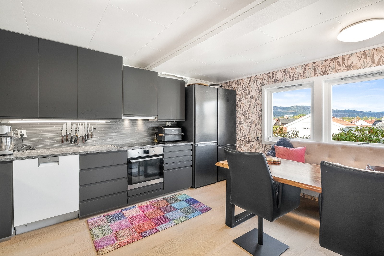 Naturlig lysinnslipp fra store vinduer ved spisebordet. Galleribilde