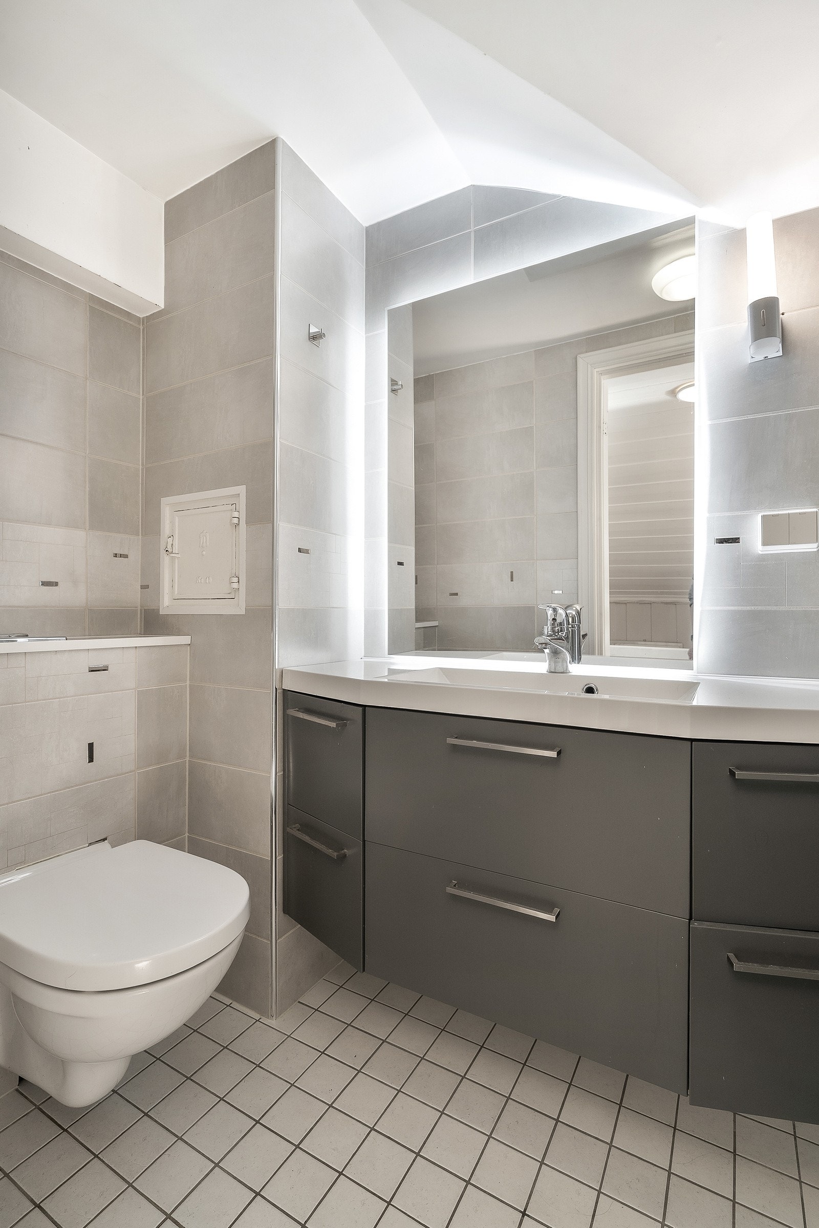 Flislagt bad med praktisk tilknytning til soverommene i 2.etg. Galleribilde