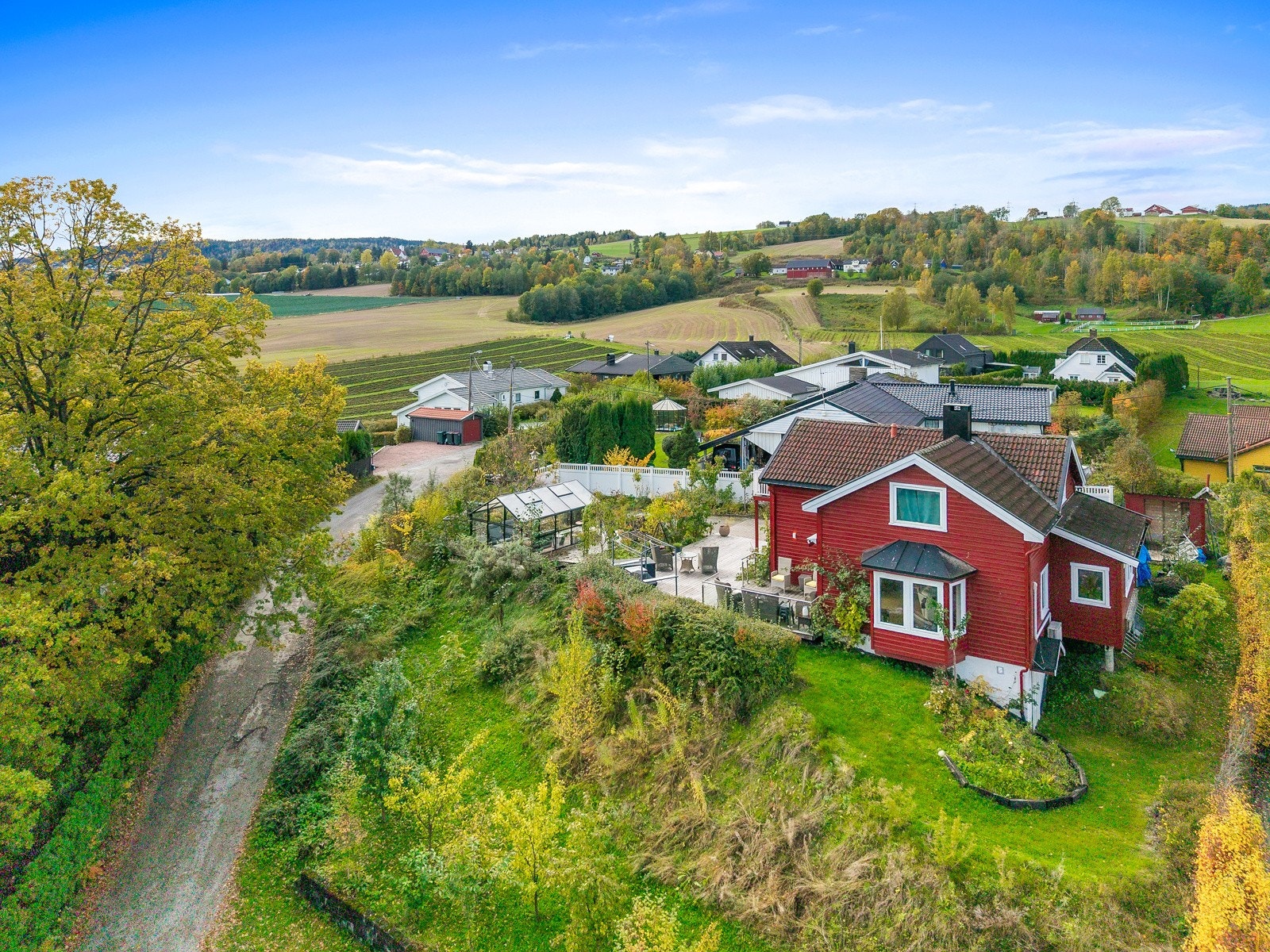 Eneboligen ligger på over 1 måls hjørnetomt, på en naturlig høyde i terrenget, med store og solrike uteområder. Galleribilde