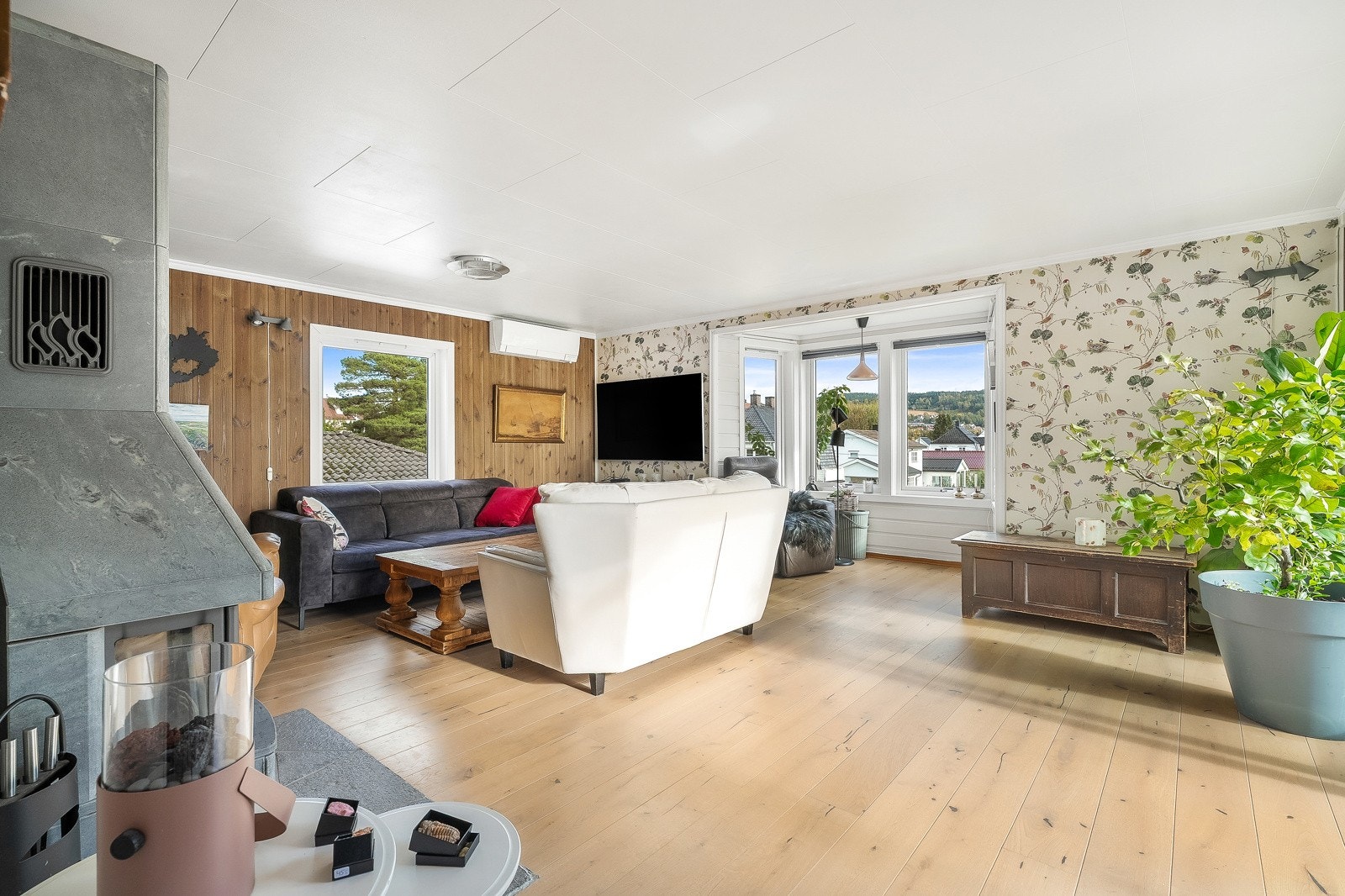 Hyggelig utsyn mot hagen og skyvedør direkte til terrassen. Galleribilde