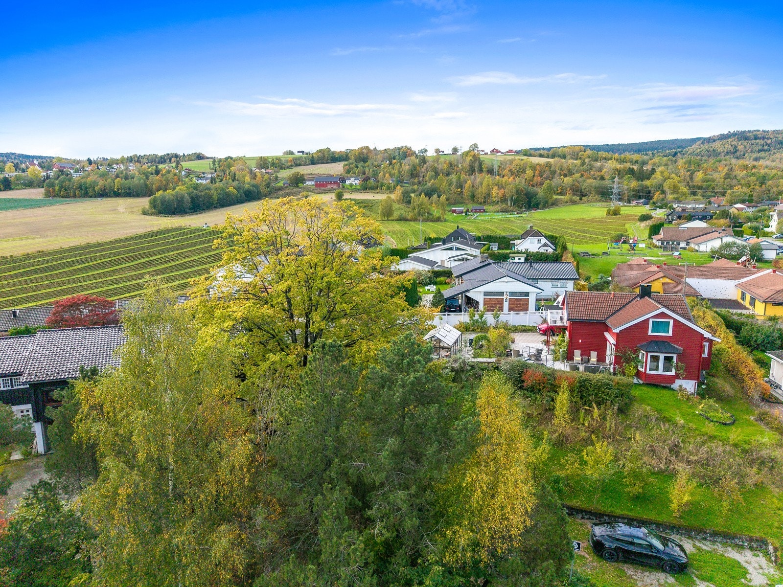 Kort vei inn til sentrumskjernen i Lierbyen med både Kiwi og Rema 1000 samt apotek, legesenter, treningssenter og flere møtesteder med servering. Extra-butikk på Heggtoppen. Galleribilde