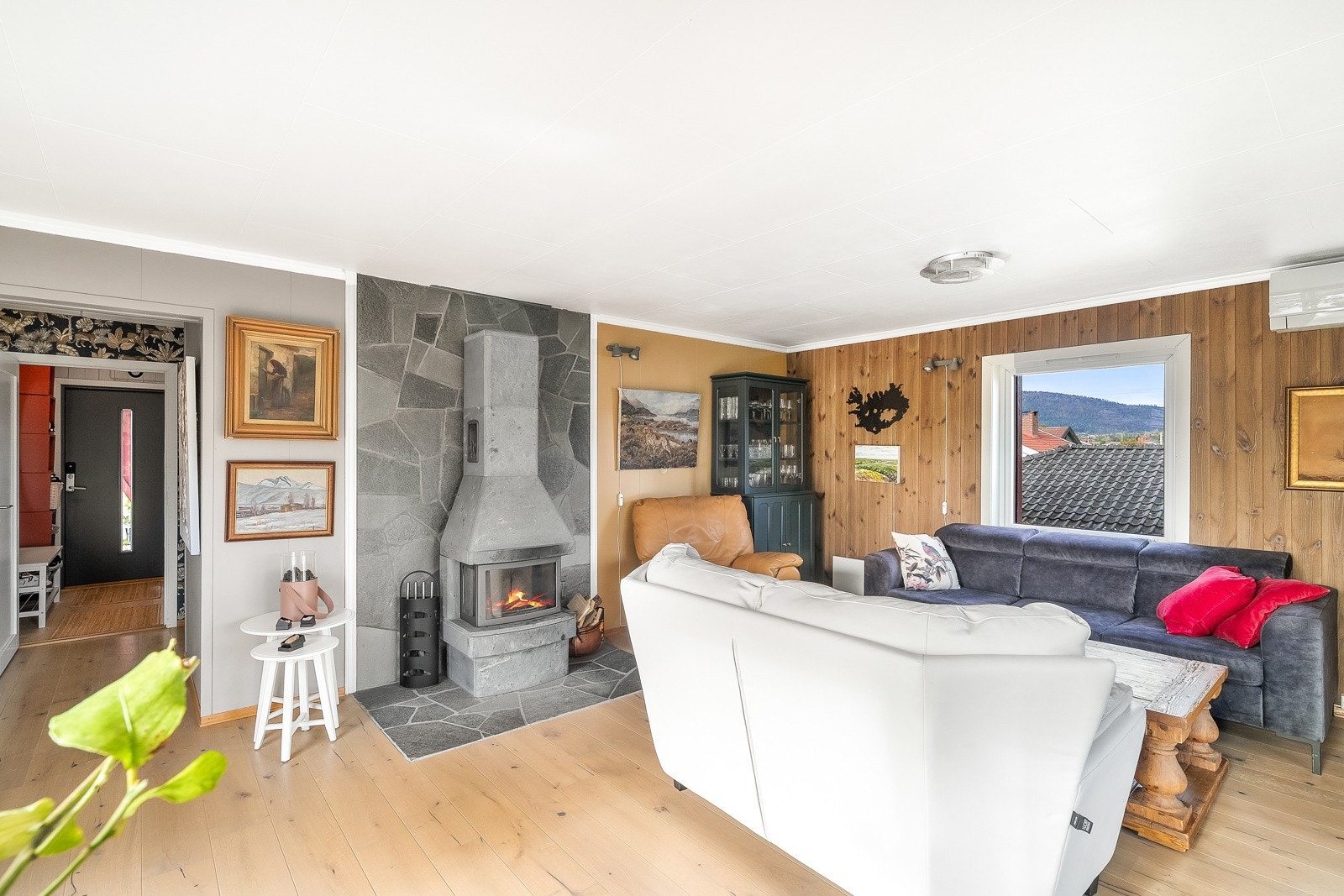 I suten er det både peis og varmepumpe. Galleribilde