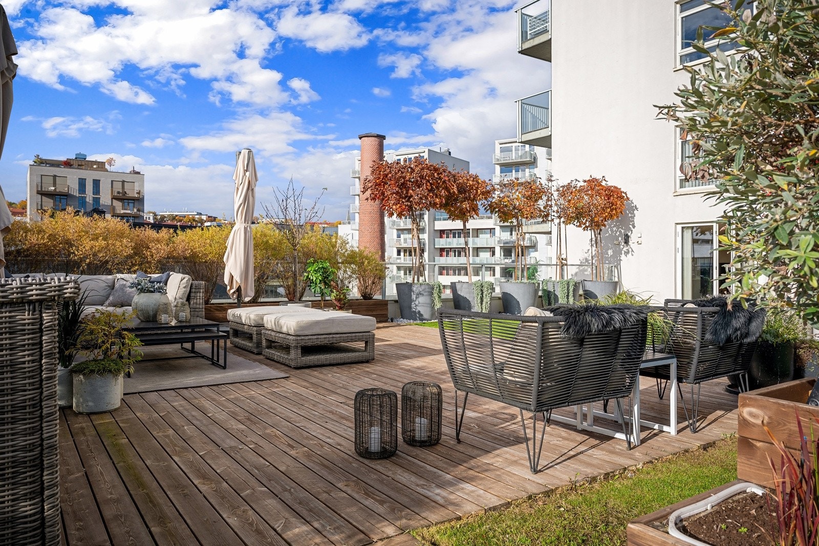 En bemerkelsesverdig takterrasse som skiller seg tydelig ut i markedet - Høyt og luftig beliggende med privatliv, sol og utsikt i særklasse. Galleribilde