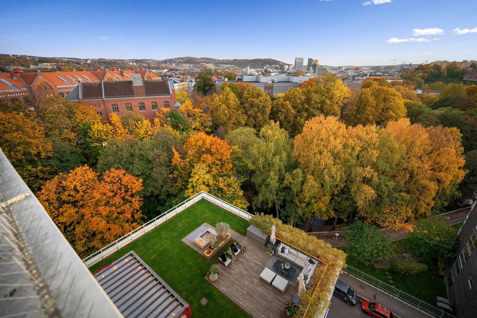 Spektakulær og helt unik 3-roms selveierleilighet med privat takterrasse på 225 m² og balkong på 10 m². Galleribilde