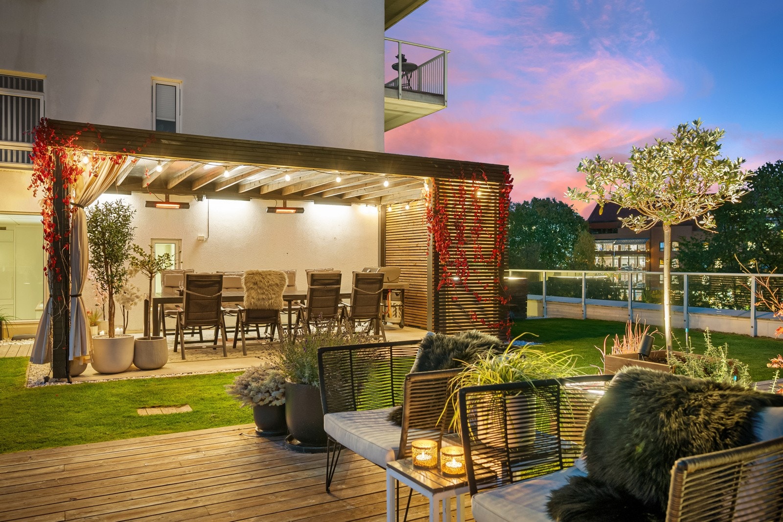 Pent opparbeidet med gressplen, plattinger og pergola - Sol fra første morgensol og til sen kveld midtsommers. Galleribilde