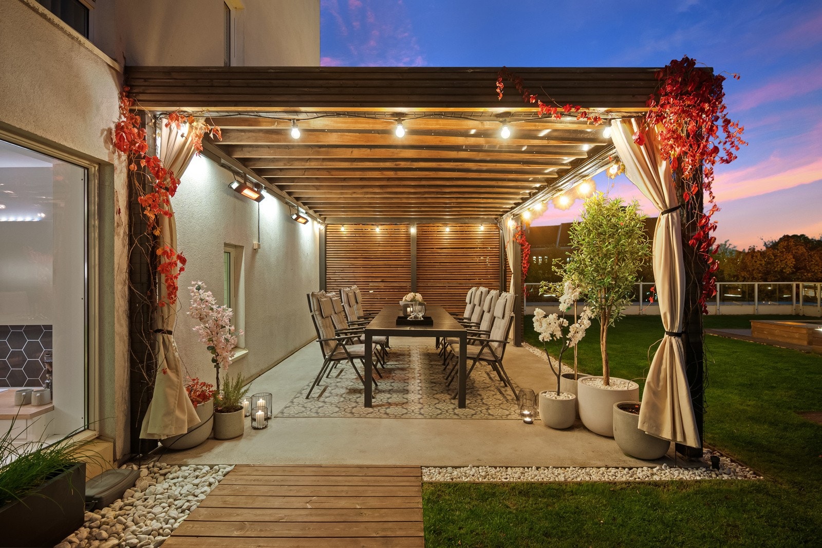 Pergola med god plass stort langbord, opparbeidet med levegg og tak som skjermer mot vær og vind - Varmelamper etablert på vegg forlenger bruksperioden. Galleribilde