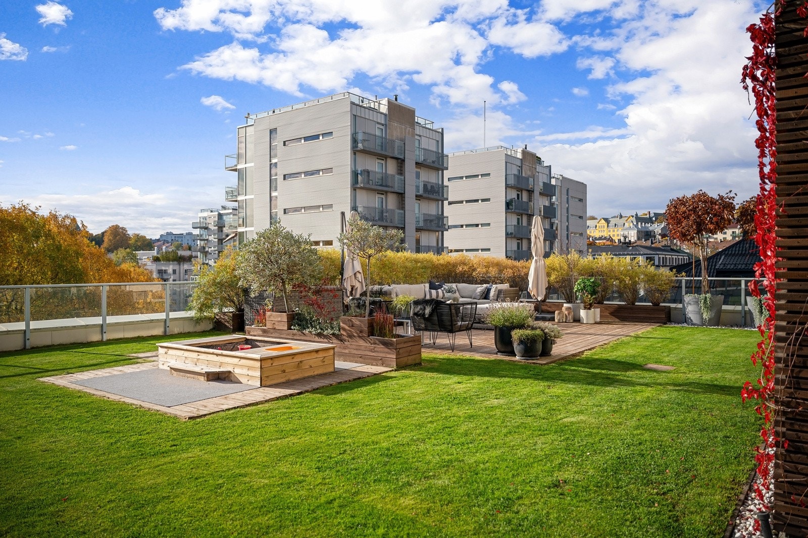 Plattingene utgjør ca. 52 m² med terrassebord og ca. 32 m² støpt dekke overbygget med terrassetakplater. Galleribilde