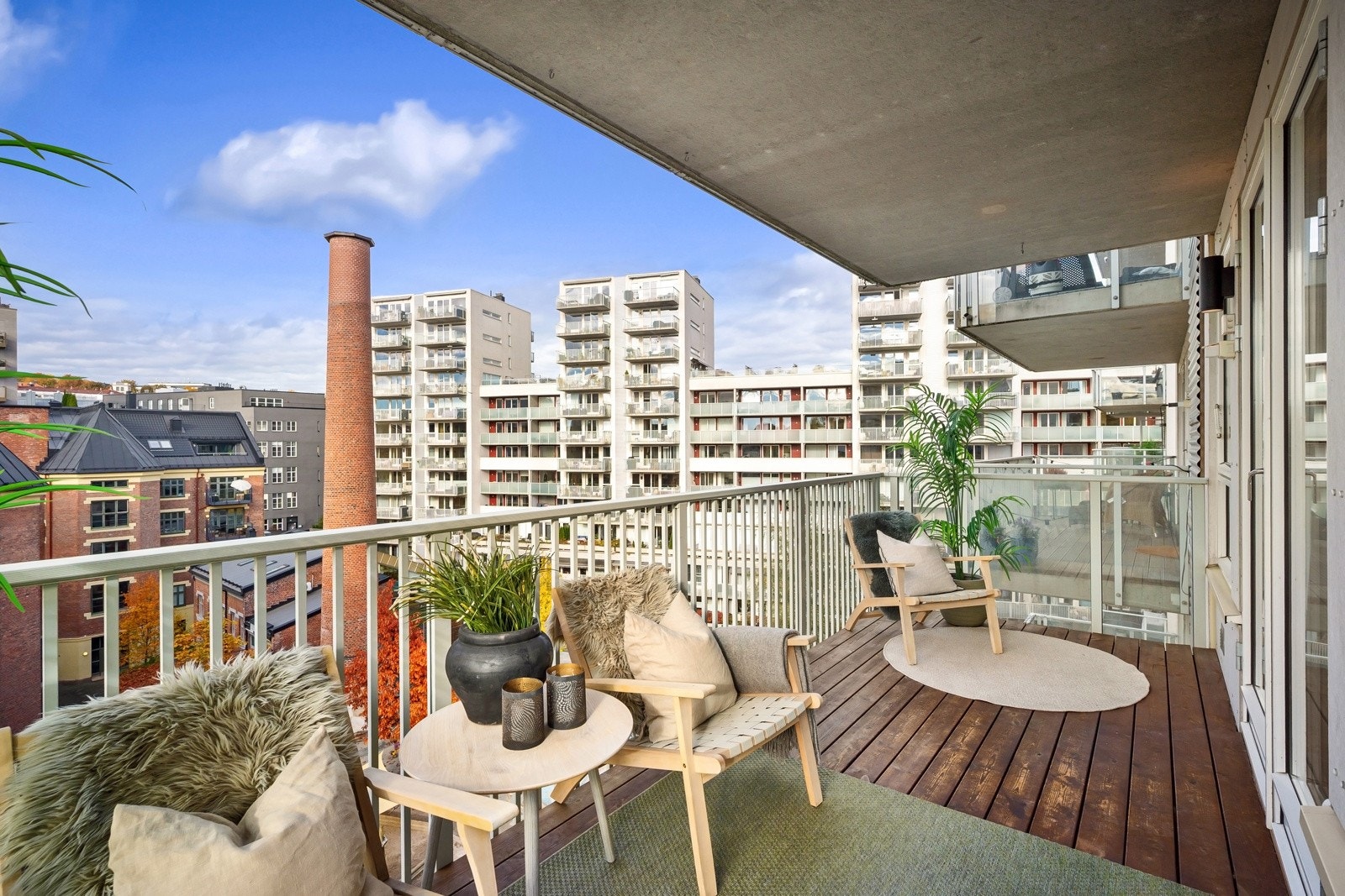 Vestvendt balkong på ca. 10 m² med sol fra ettermiddagen og til sen kveld midtsommers. Galleribilde
