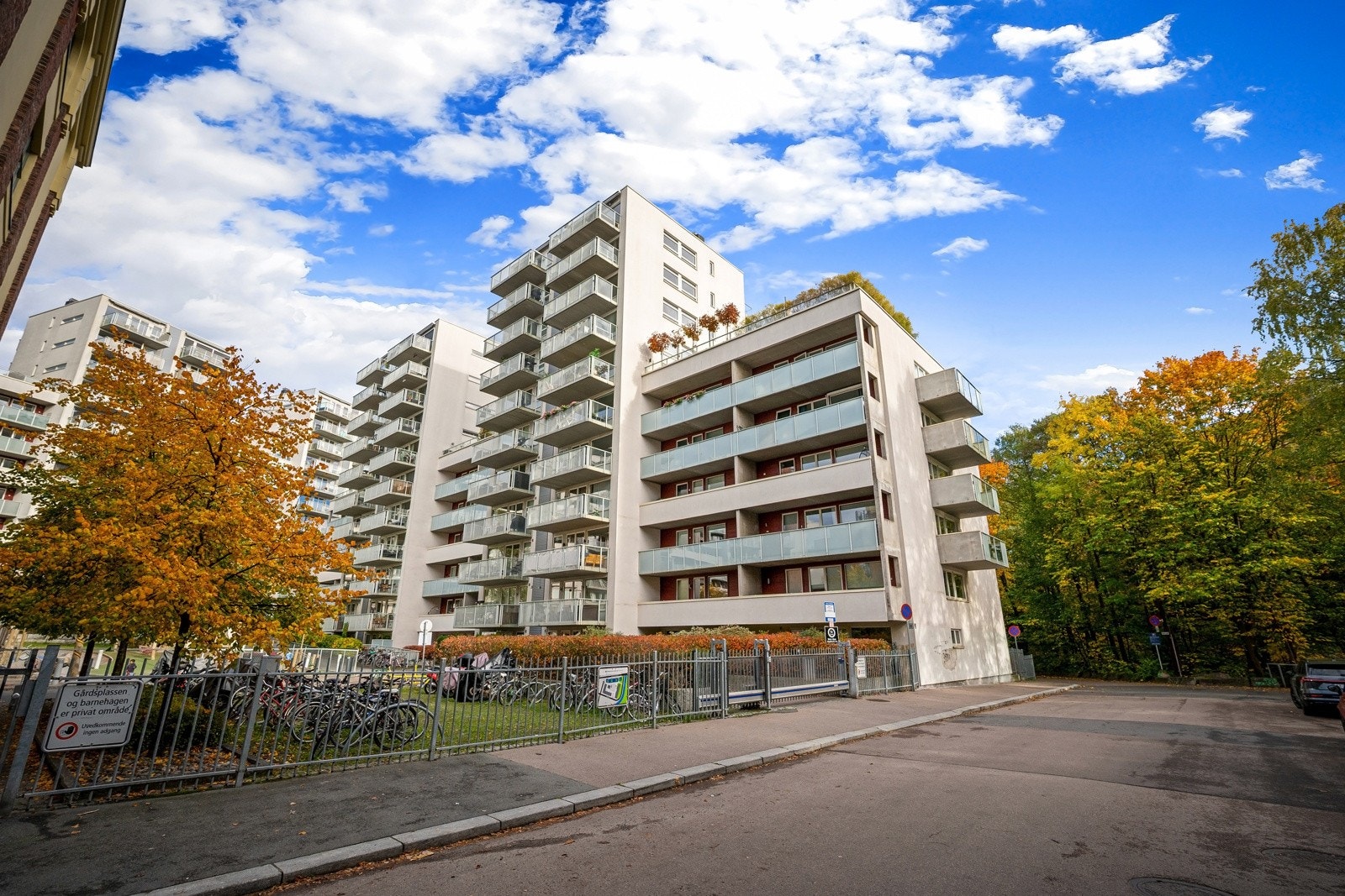 I umiddelbar nærhet finner du et rikt servicetilbud og svært gode offentlige kommunikasjonstilbud - Veldrevet sameie bestående av 105 boligseksjoner. Galleribilde