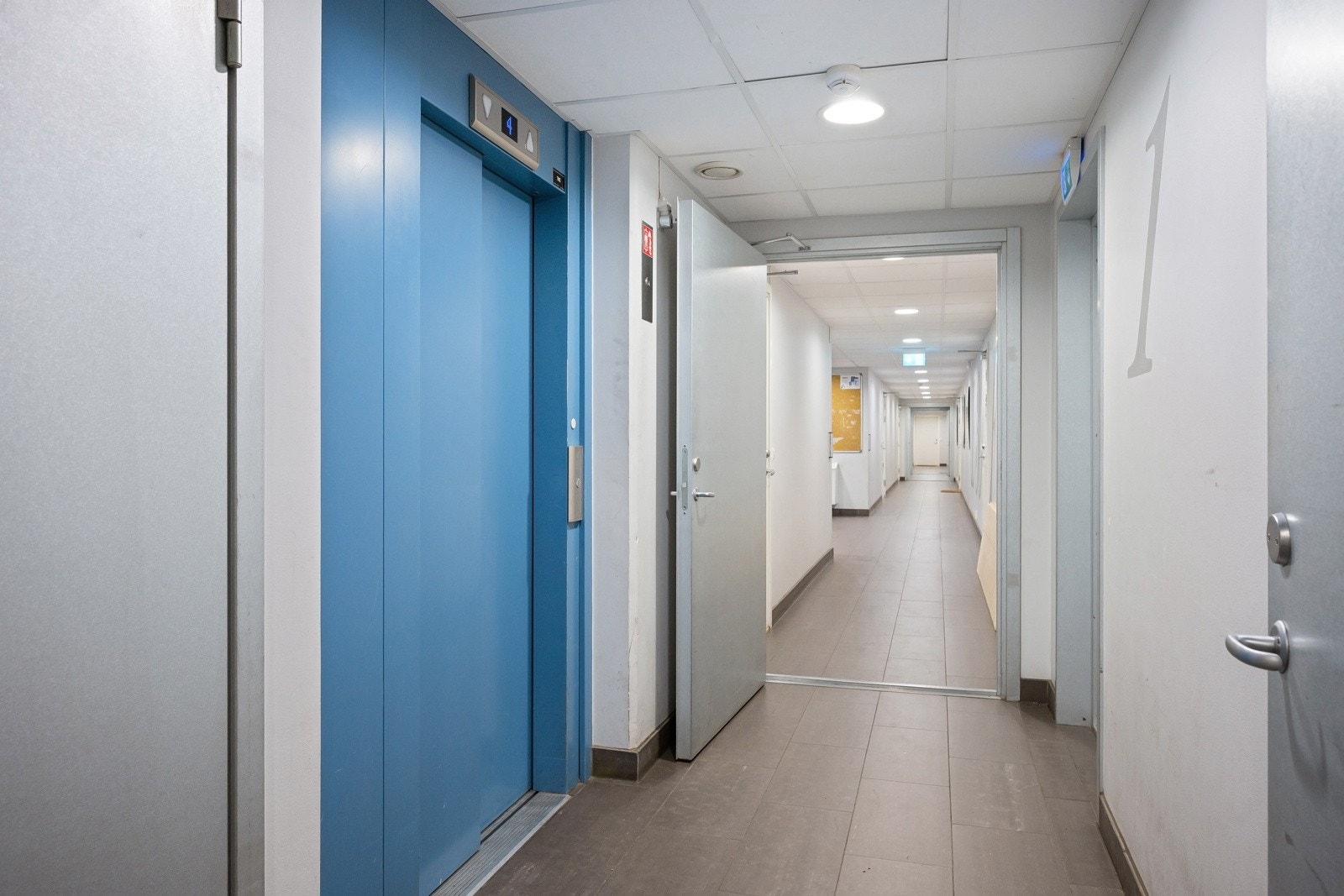Det går heis fra bakkeplan/garasjeanlegg og til leilighetsplan. Galleribilde