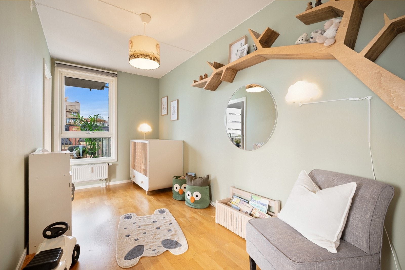 Soverom nr. 2 passer utmerket som et barnerom, gjesterom eller kontor - Soverommene er praktisk beliggende på hver sin enda av boligen. Galleribilde