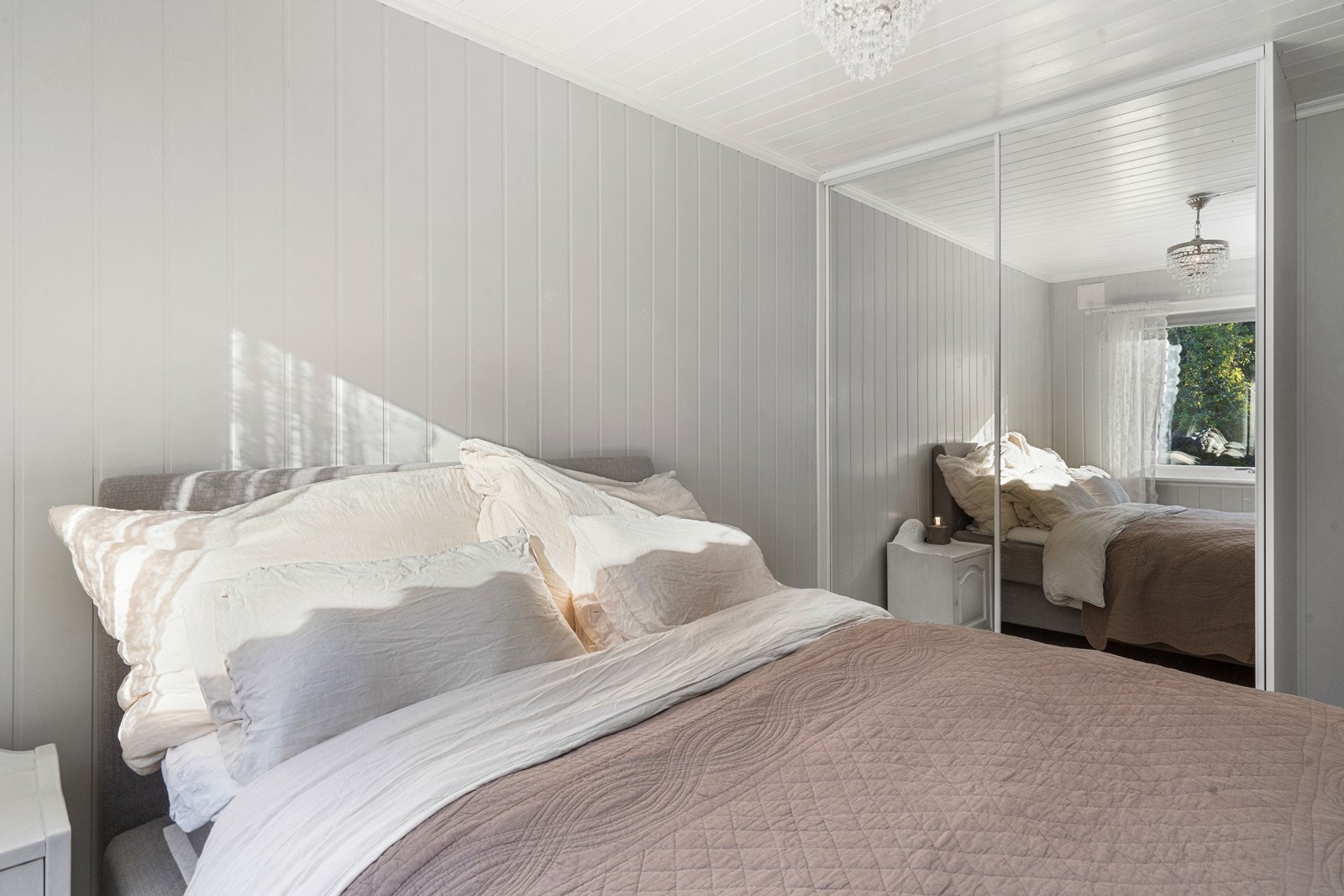 Dette har plass til dobbeltseng og garderobeskap Galleribilde