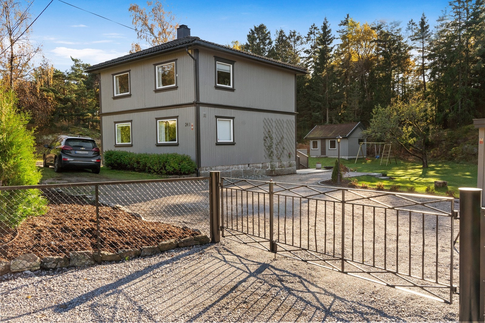 Barnevennlig med port ut mot veien Galleribilde