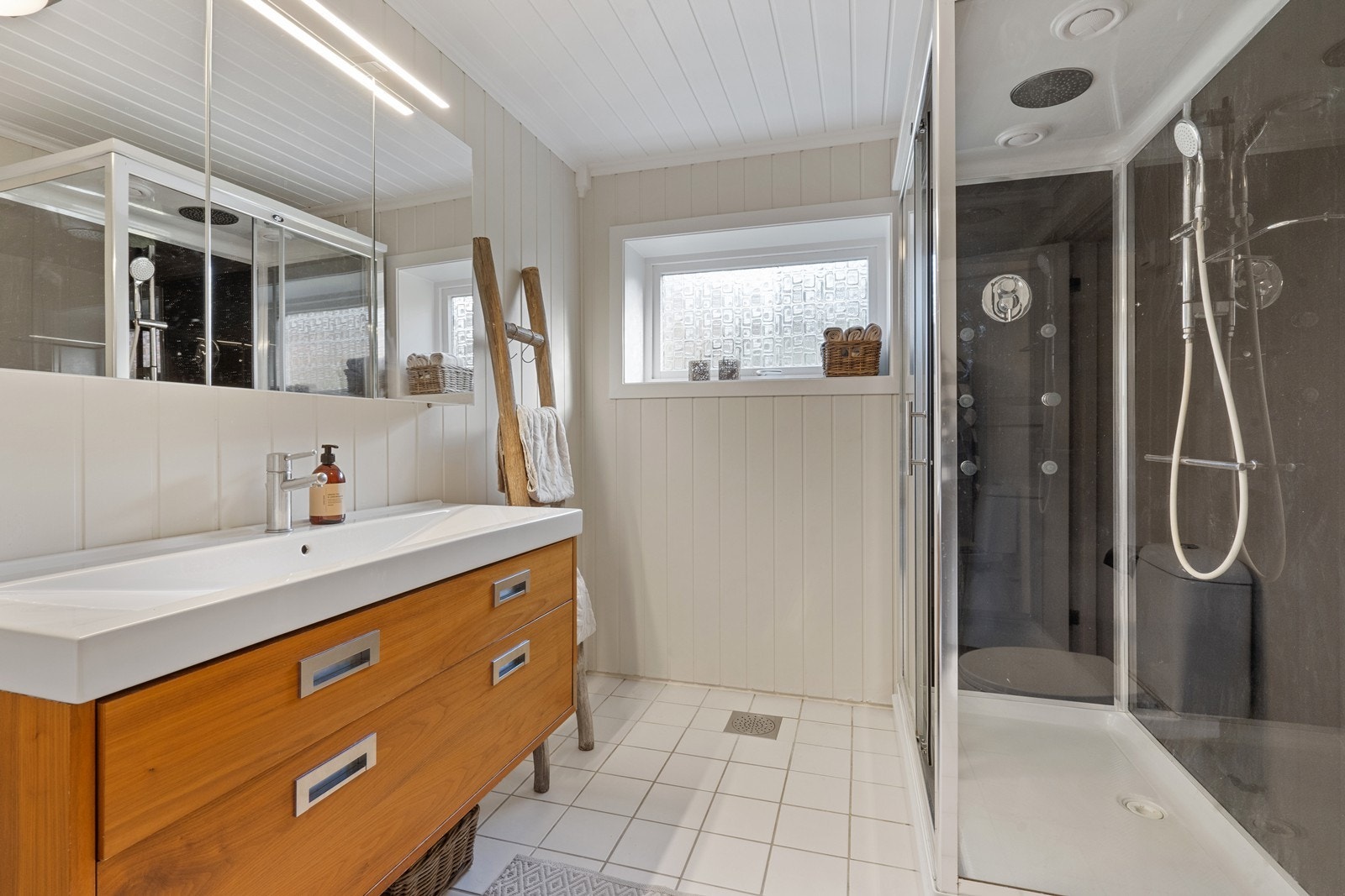 Bad med bla. dusjkabinett, opplegg for vaskemaskin og varme i gulvet Galleribilde