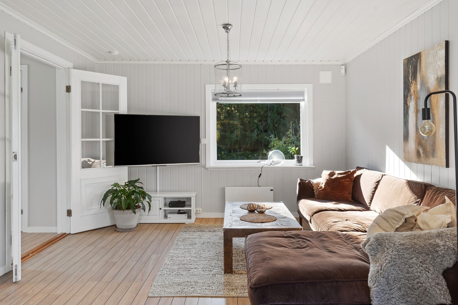 Delikat og fresh stue med doble dører Galleribilde