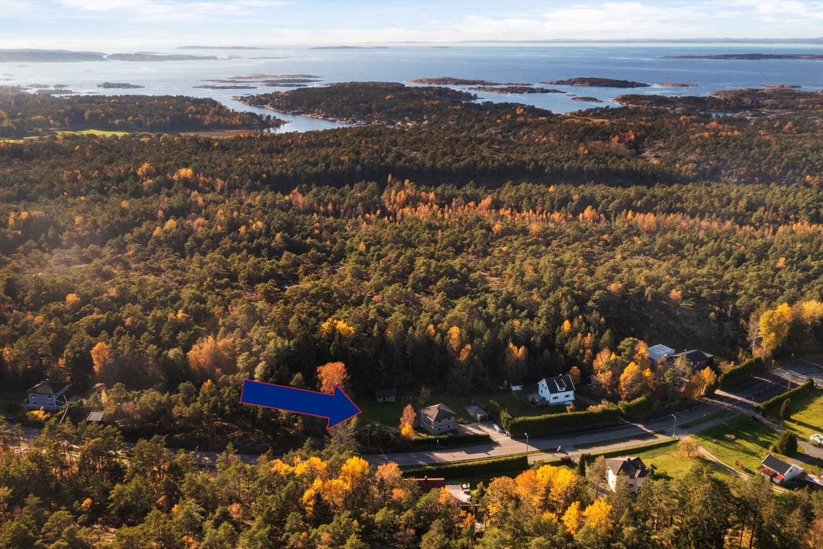 Eiendommen ligger sentralt på Kråkerøy i naturskjønne omgivelser. Attraktivt med kort vei til flott kystlinje og Hvaler med fantastiske badeplasser og turmuligheter. Ca 7 km til Fredrikstad sentrum Galleribilde