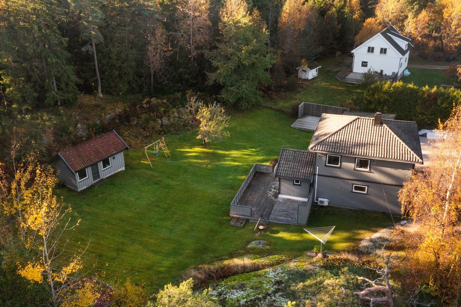 Vestvendt terrasse med gode sol- og lysforhold Galleribilde
