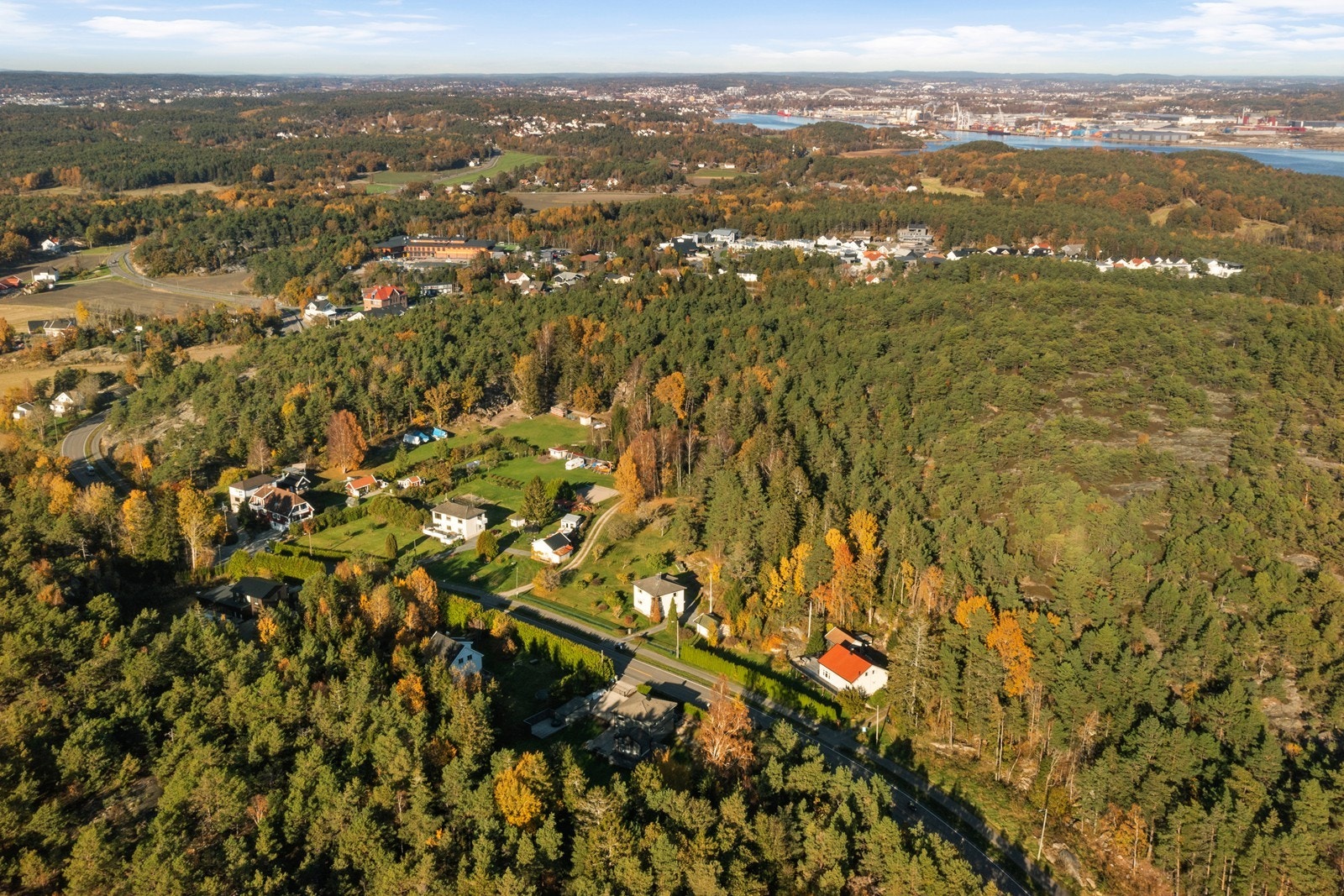 Det er godt kollektivtilbud fra boligen, og asfaltert sykkelsti hele veien inn til sentrum. Galleribilde