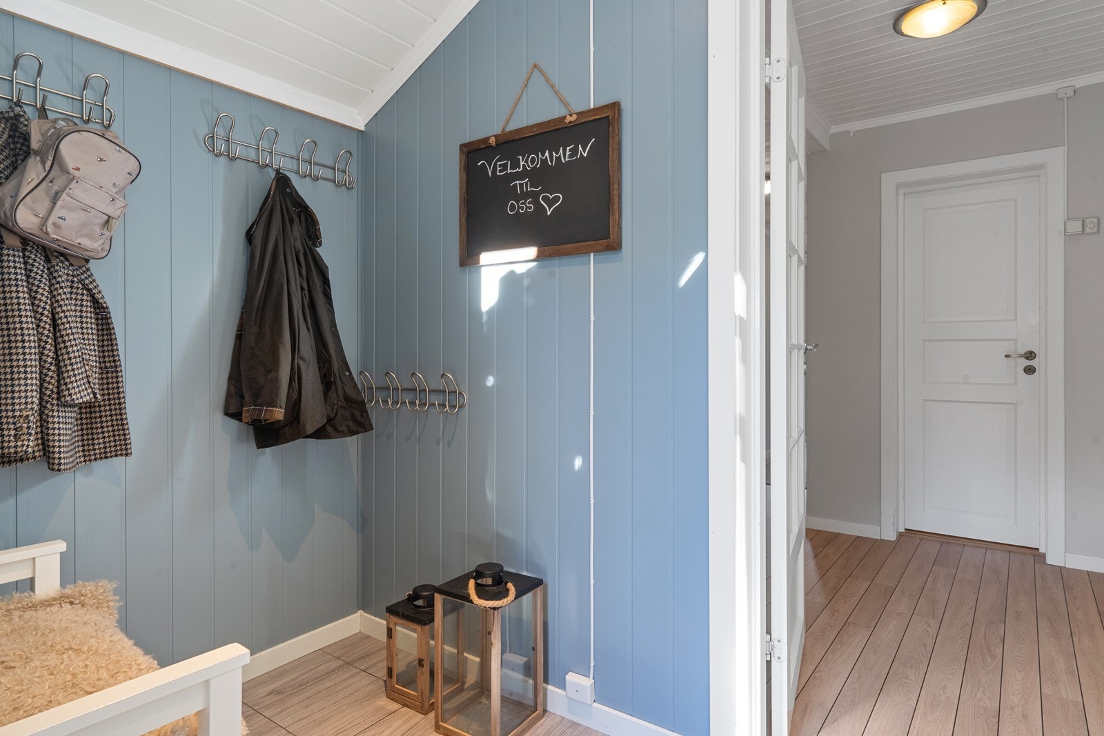 Delikat og innbydende gang med god plass til garderobeinnredning Galleribilde