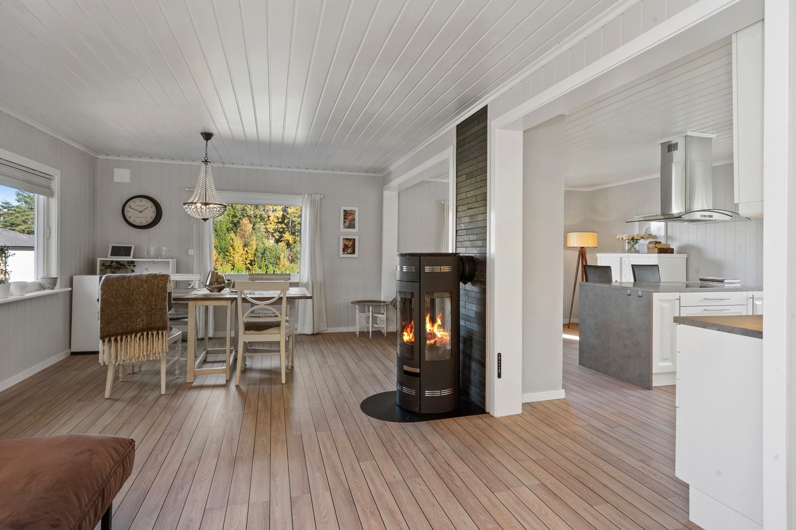 2. etasje har gang, kjøkken, stue og bod Galleribilde