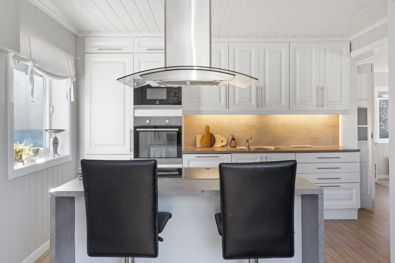 Pen kjøkkeninnredning med integrert stekeovn, platetopp, micro, oppvaskmaskin og kjøl-/fryseskap (ny oppvaskmaskin i 2025) Galleribilde