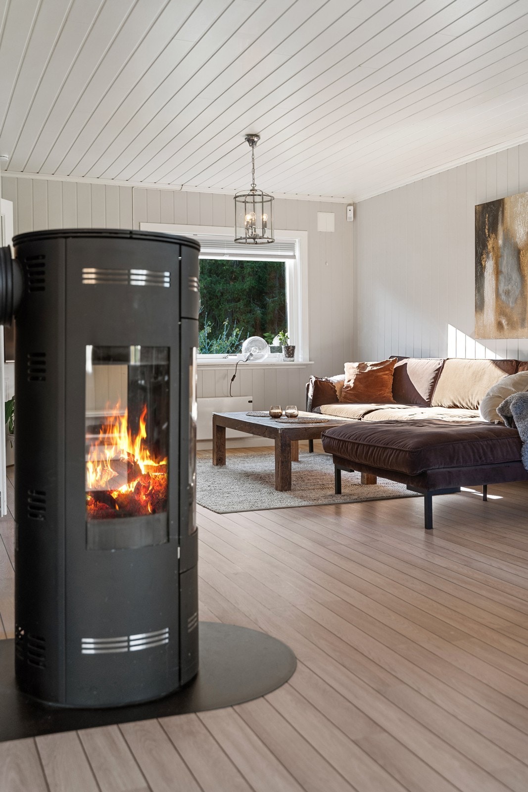 Eiendommen har oppvarming med peisovn, varmepumpe og forøvrig elektrisk Galleribilde